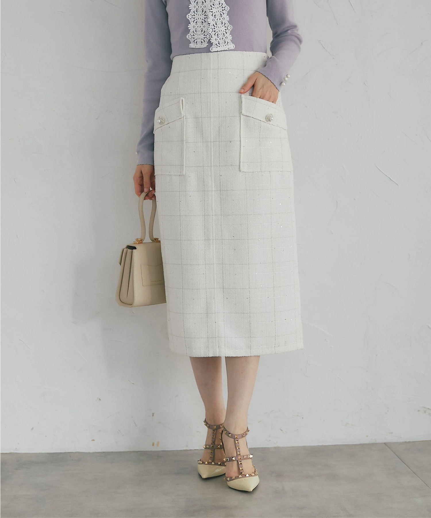 フラワービジュー釦ポケット付きスパンコールツイードタイトスカート tocco closet ※えみ姉さんはオフホワイト着用 ＊スペシャルプライス品につき返品/キャンセル/配送日指定不可/ラッピング不可/少量在庫のセールの為交換は出来かねる場合がございます。