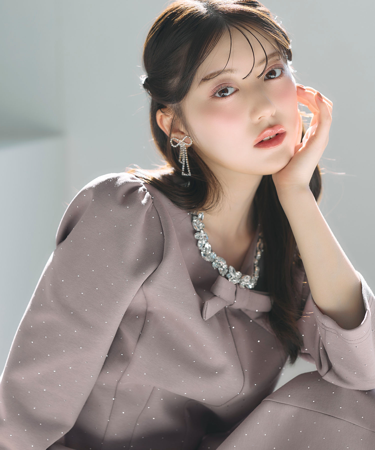 完売カラー再販予定！入荷連絡受付中☆きらきらストーン×ビジュー付きリボンボンディングワンピース tocco closet(トッコクローゼット)※中野恵那さんはアイスグレー着用