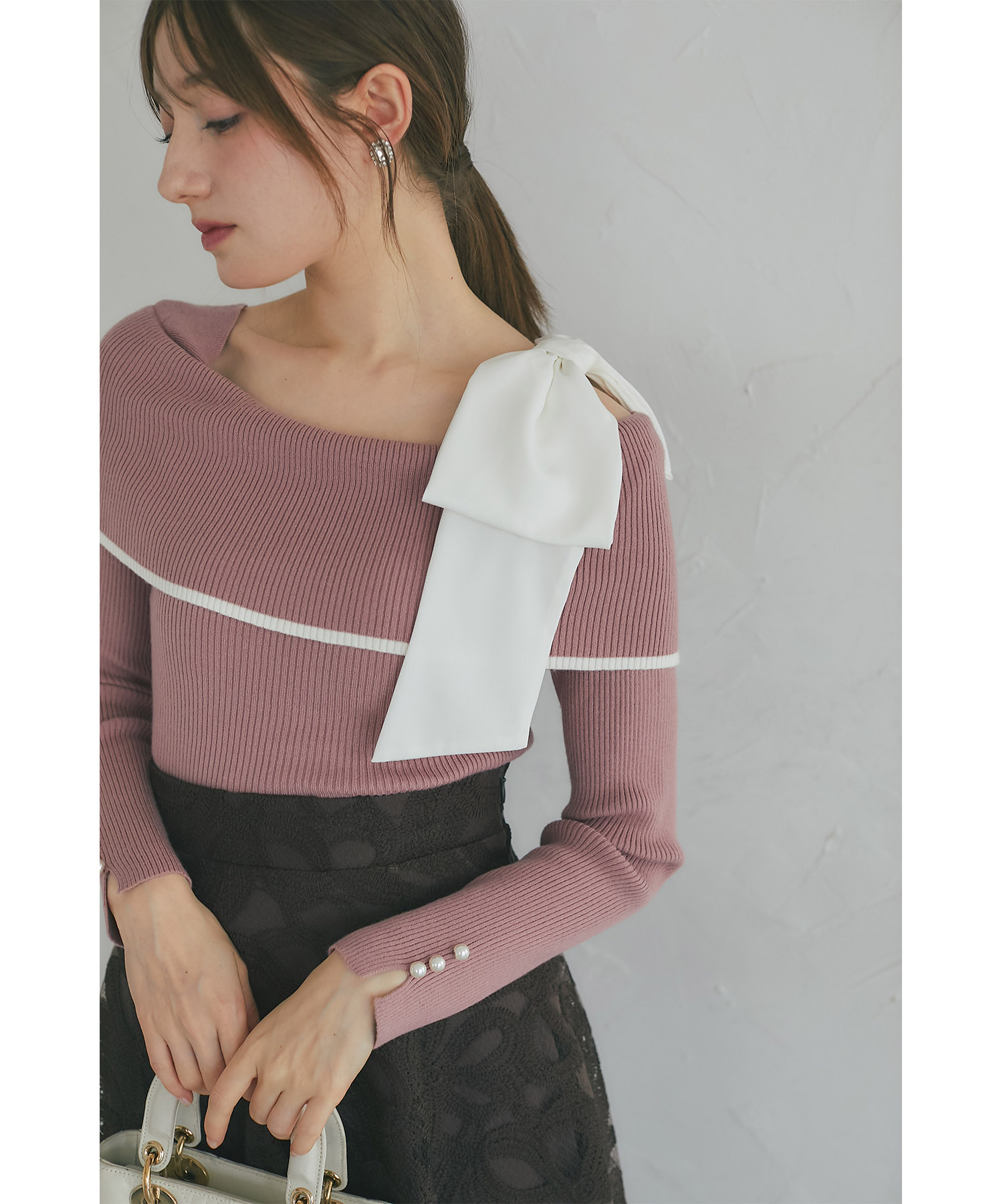 肩リボン付き袖口パール装飾ニットプルオーバー tocco closet ※鈴木ゆうかさんはオフホワイト着用 ＊スペシャルプライス品につき返品/キャンセル/配送日指定不可/ラッピング不可/少量在庫のセールの為交換は出来かねる場合がございます。