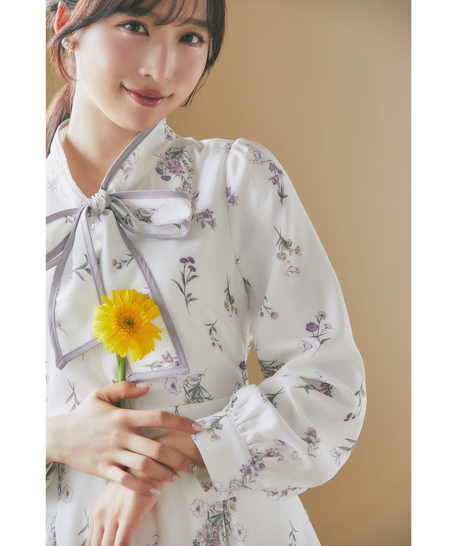 tocco トッコクローゼット　配色ライン入りボウタイリボン付きフラワープリントワンピース