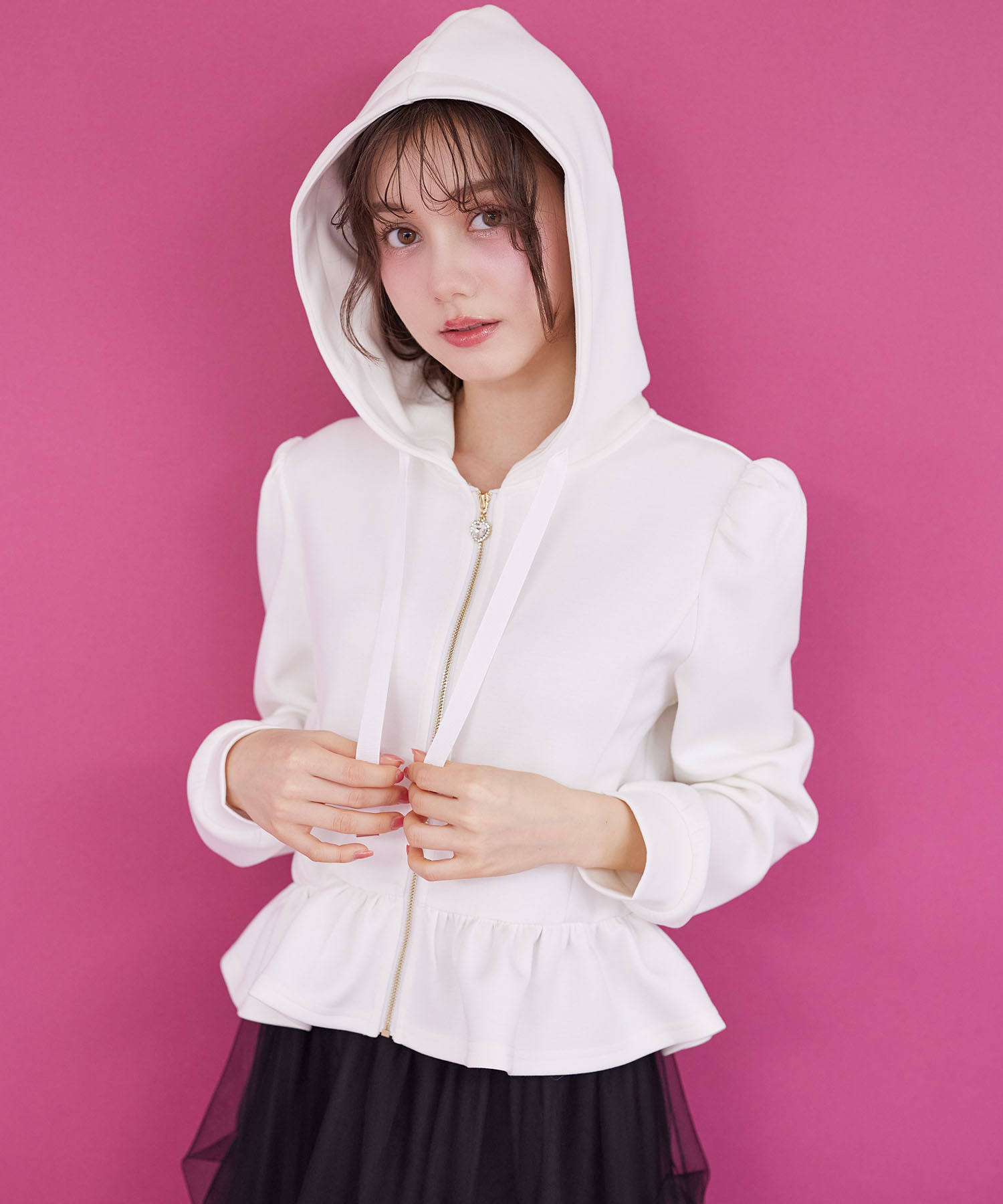 日常をドラマティックに変える♪ハートチャームファスナー裾フリルパーカー tocco closet(トッコクローゼット)《Heart Collection》