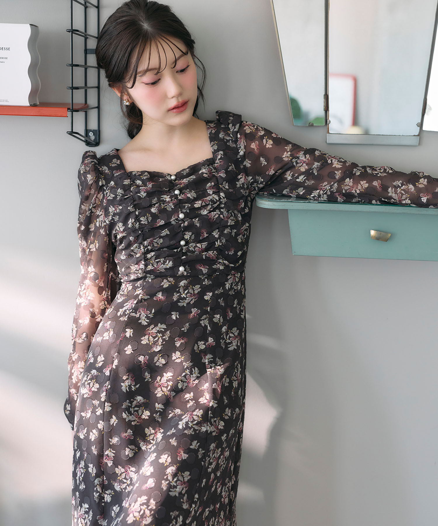 ウエストリボン付きパール装飾シアードットジャガード×フラワープリントギャザーワンピース tocco closet ※中野恵那さんブラウン着用 ＊スペシャルプライス品につき返品/キャンセル/配送日指定不可/ラッピング不可/少量在庫のセールの為交換は出来かねる場合がございます。