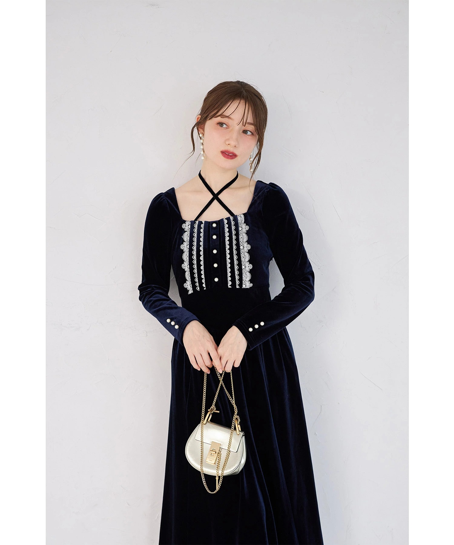 tocco トッコクローゼット　
ネックリボン付きパール＆レース装飾バックレースアップベロアワンピース