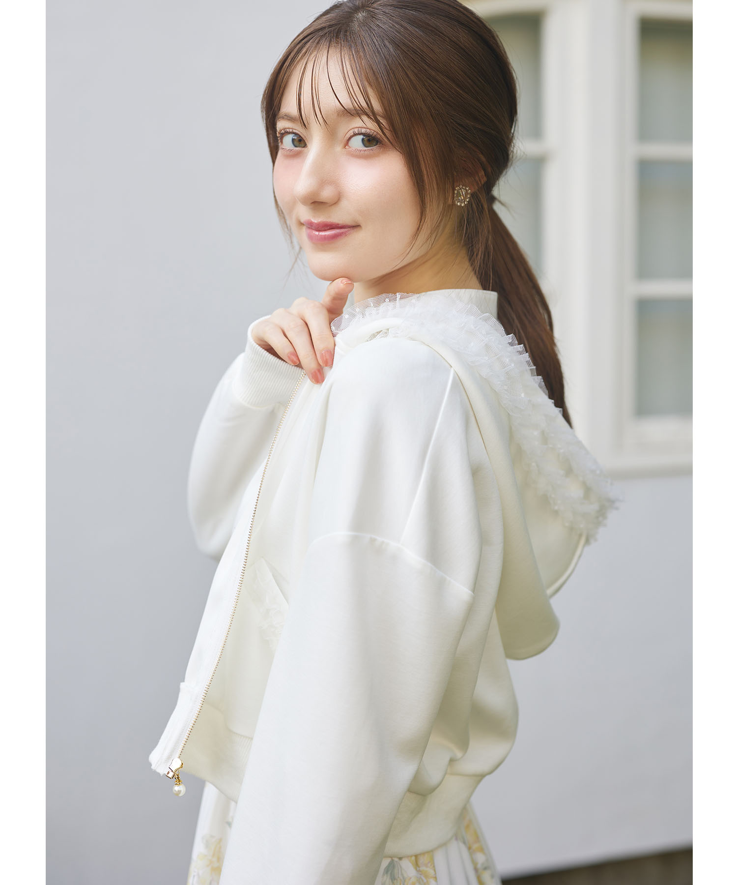 tocco トッコクローゼット　ラフなのにキレイ見えするドットチュールフリル付きパールジップパーカー