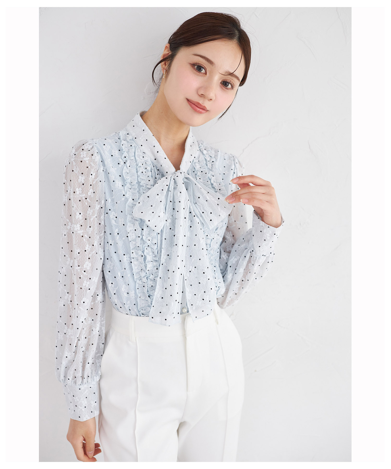ボウタイリボン付きプチフリル装飾フラワーエンブロイダリー×ドットブラウス   tocco closet(トッコクローゼット) ＊スペシャルプライス品につき返品/キャンセル/配送日指定不可/ラッピング不可/少量在庫のセールの為交換は出来かねる場合がございます。