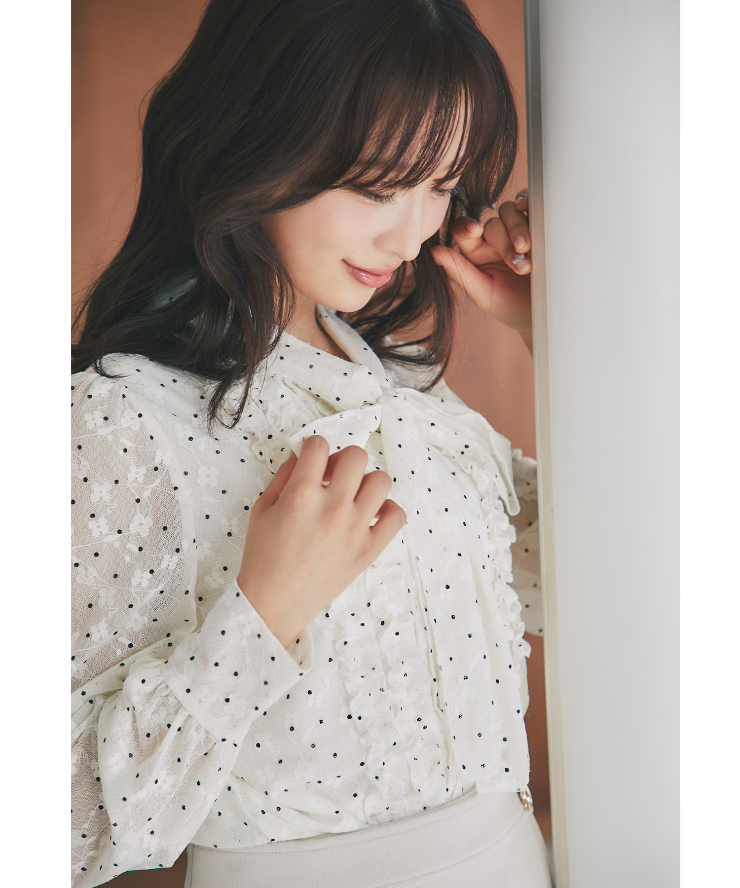 ボウタイリボン付きプチフリル装飾フラワーエンブロイダリー×ドットブラウス  tocco closet(トッコクローゼット) ※小栗有以さんはオフホワイト着用