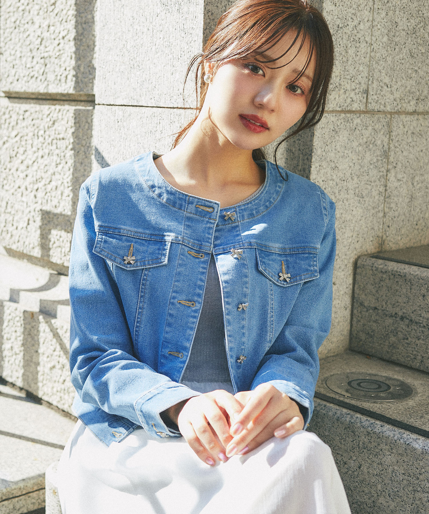 ビジューリボン釦ノーカラーデニムジャケット  4月23日(木)再販決定☆ tocco closet(トッコクローゼット)《SpringOuterCollection》※少量の在庫確保による再販売の為、交換は出来かねる場合がございます。予めご了承ください。