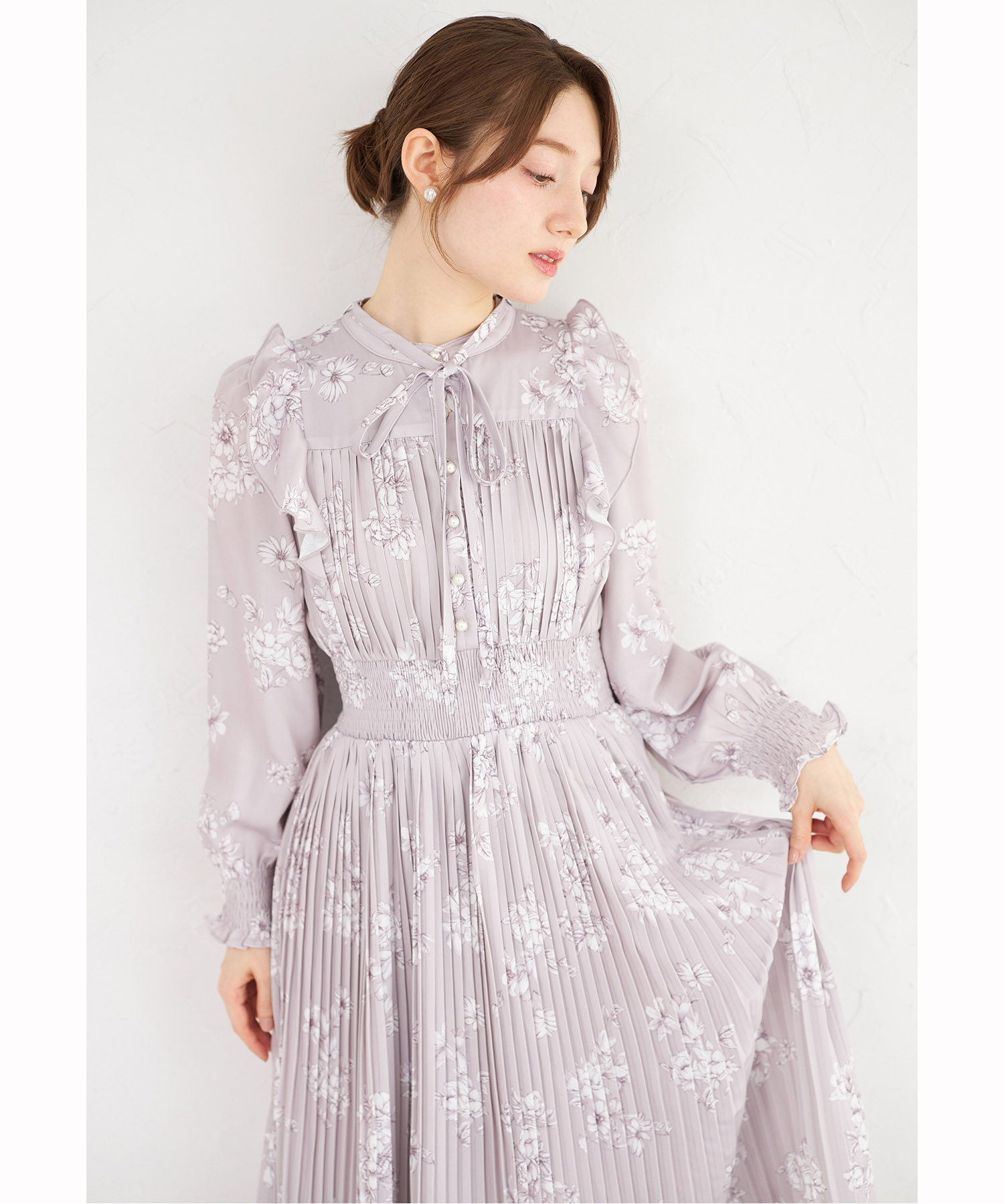 tocco トッコクローゼット　着映えも細見えも叶えるヴィンテージサテンフラワープリントシャーリングプリーツワンピース