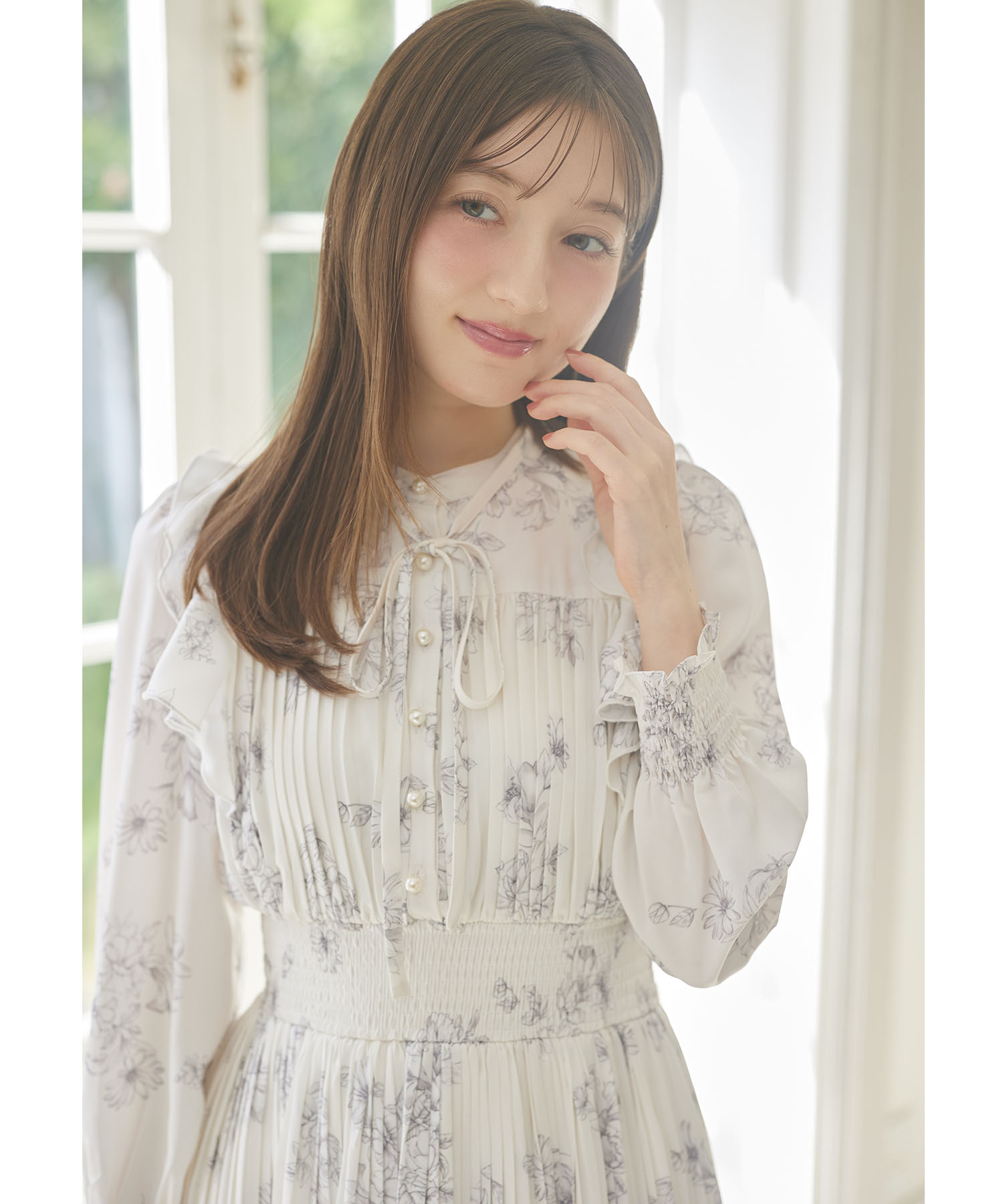 tocco トッコクローゼット 着映えも細見えも叶えるヴィンテージサテンフラワープリントシャーリングプリーツワンピース 