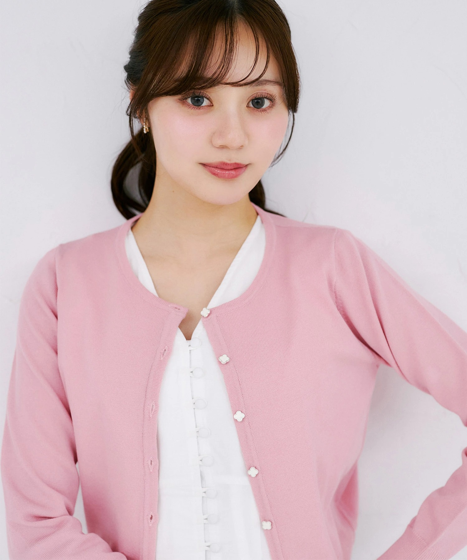tocco トッコクローゼット　ＵＶカット＆接触冷感＆ハンドウォッシュ♪フラワーモチーフ釦カーディガン