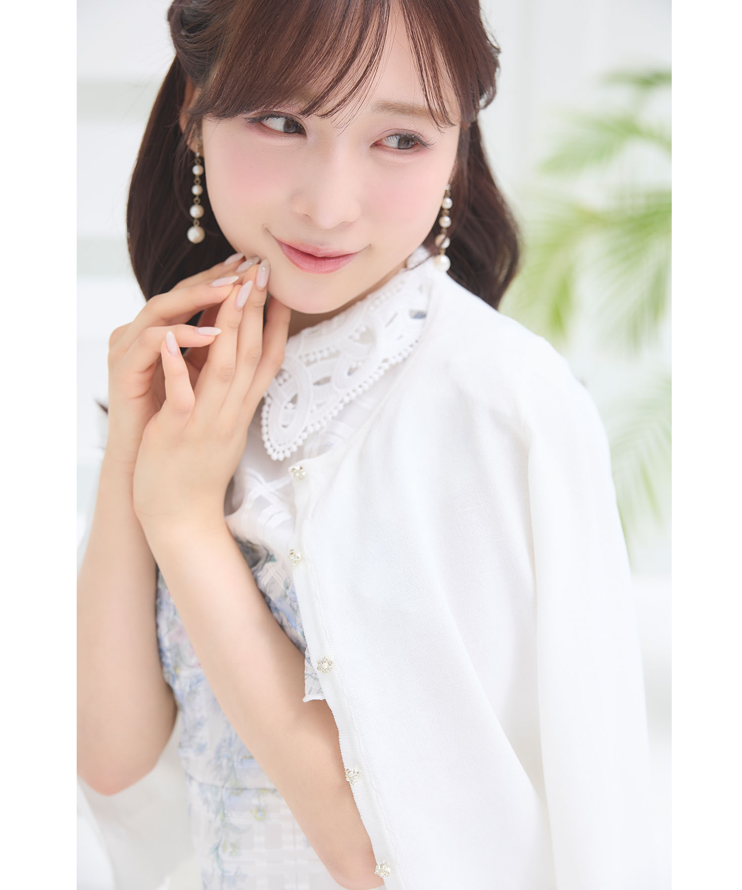 5月下旬販売予定！入荷連絡受付中☆ＵＶカット＆接触冷感＆ハンドウォッシュ♪ビジューフラワー釦カーディガン※小栗有以さんはオフホワイト着用