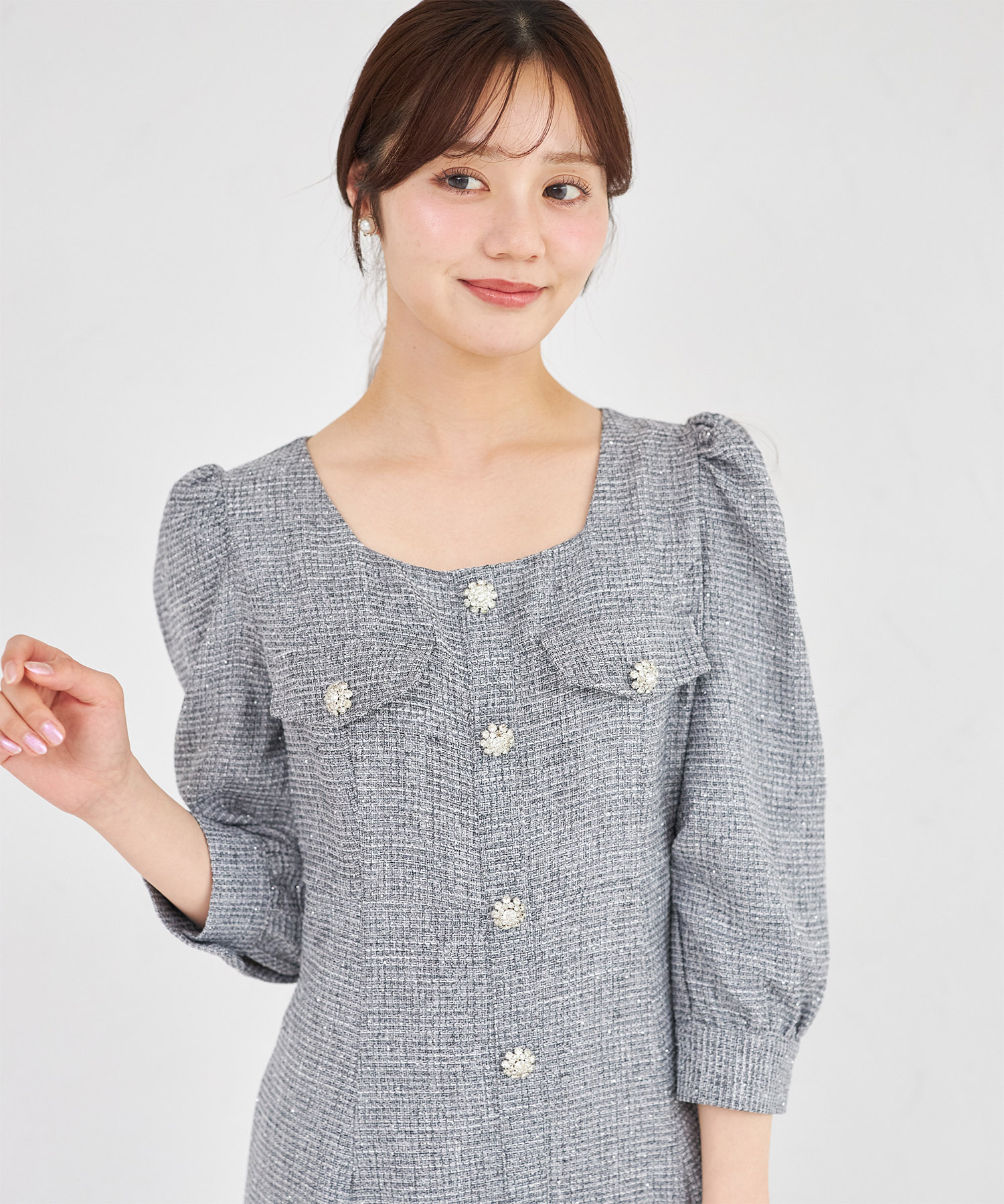 きらきらストーン付きスクエアネックビジュー飾り釦ワンピース  tocco closet(トッコクローゼット) ＊スペシャルプライス品につき返品/キャンセル/配送日指定不可/ラッピング不可/少量在庫のセールの為交換は出来かねる場合がございます。 ※松川星さんはネイビー着用