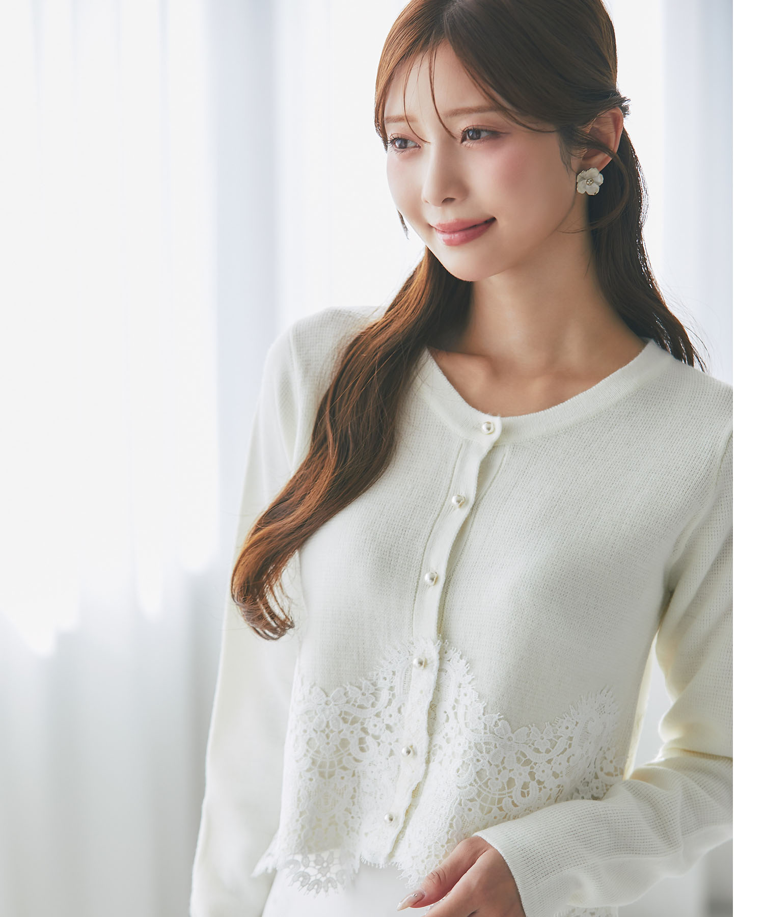 裾レース装飾パール釦ニットカーディガン 3月2日(月)再販決定☆ tocco closet(トッコクローゼット)　※松川星さんはオフホワイト着用