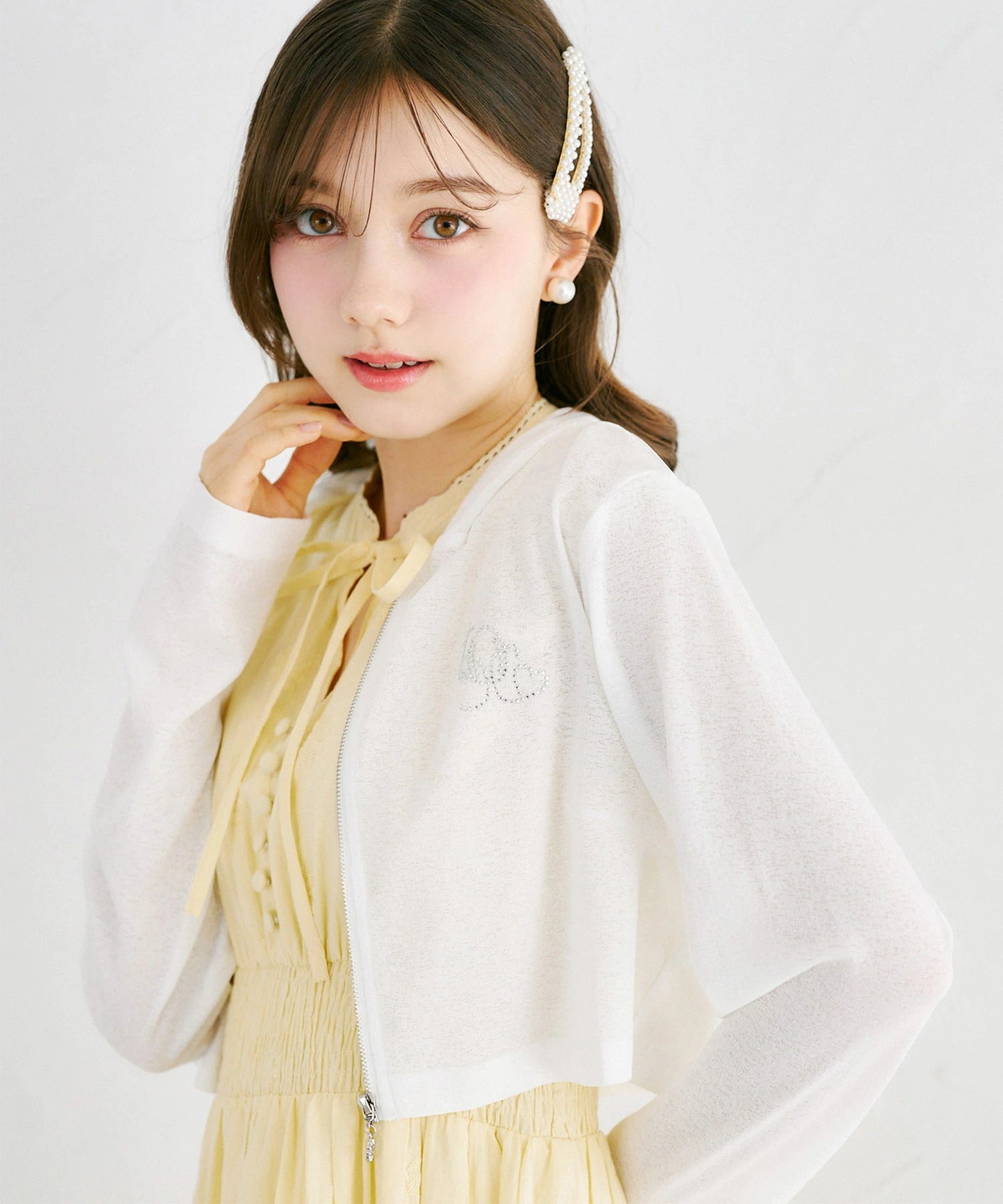 tocco トッコクローゼット　ホットフィックスビジューロゴ入り梨地シアーショート丈パーカー 