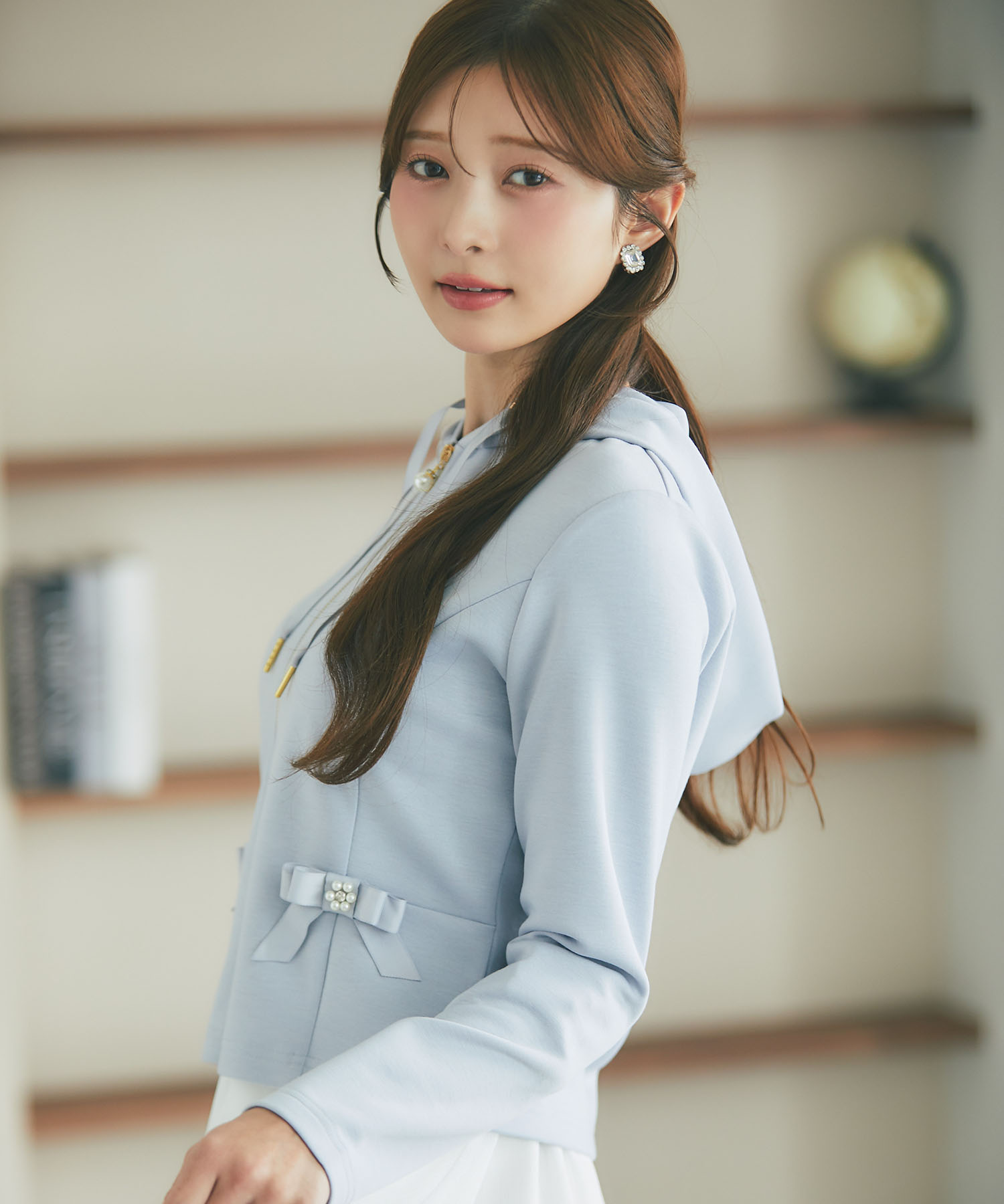 パールビジュー×リボン付きボンディングパーカー tocco closet(トッコクローゼット)《RibbonCollection》※松川星さんは アイスブルー着用