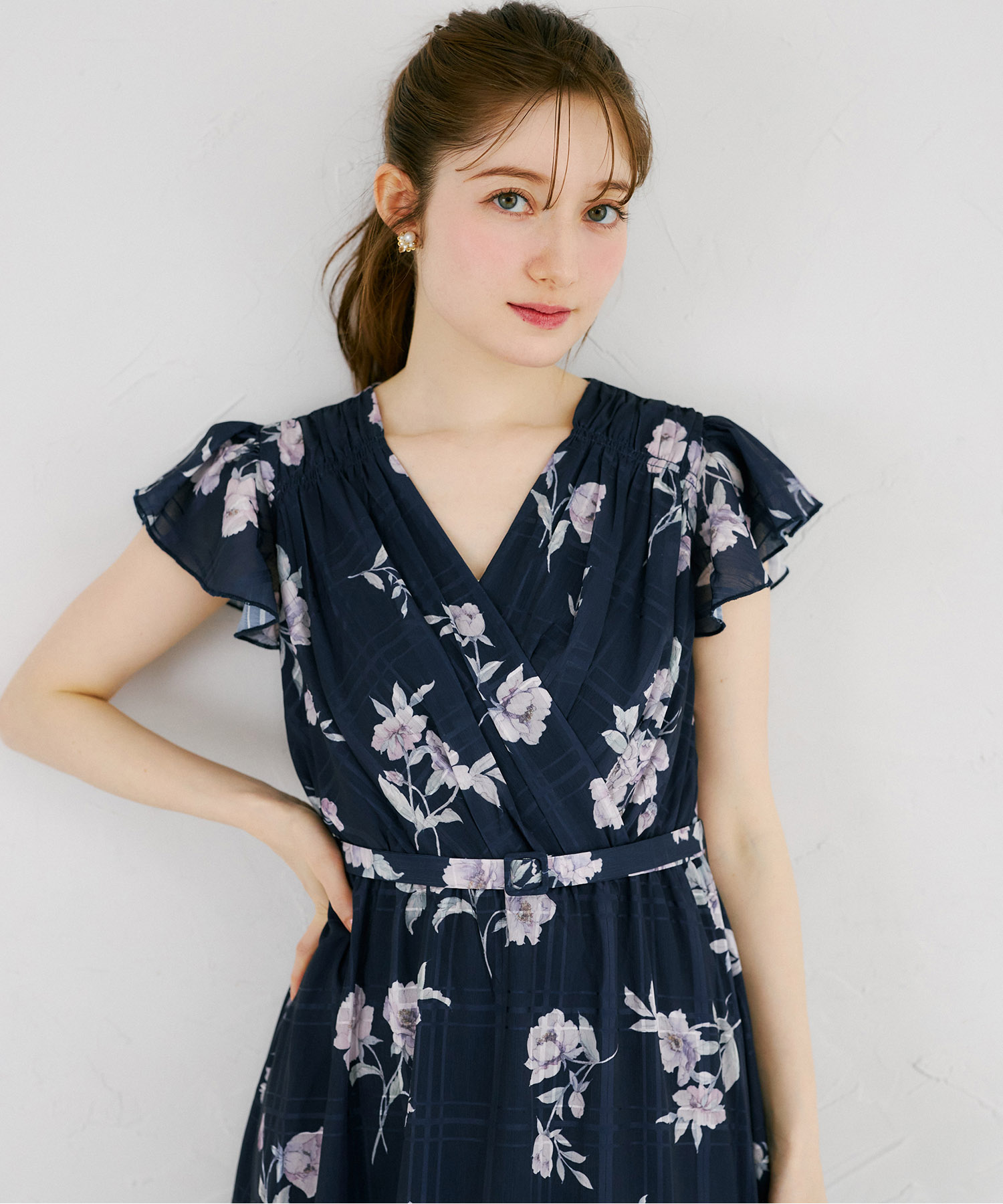 tocco トッコクローゼット　ベルト付きシアーチェック×フラワープリントカシュクールワンピース