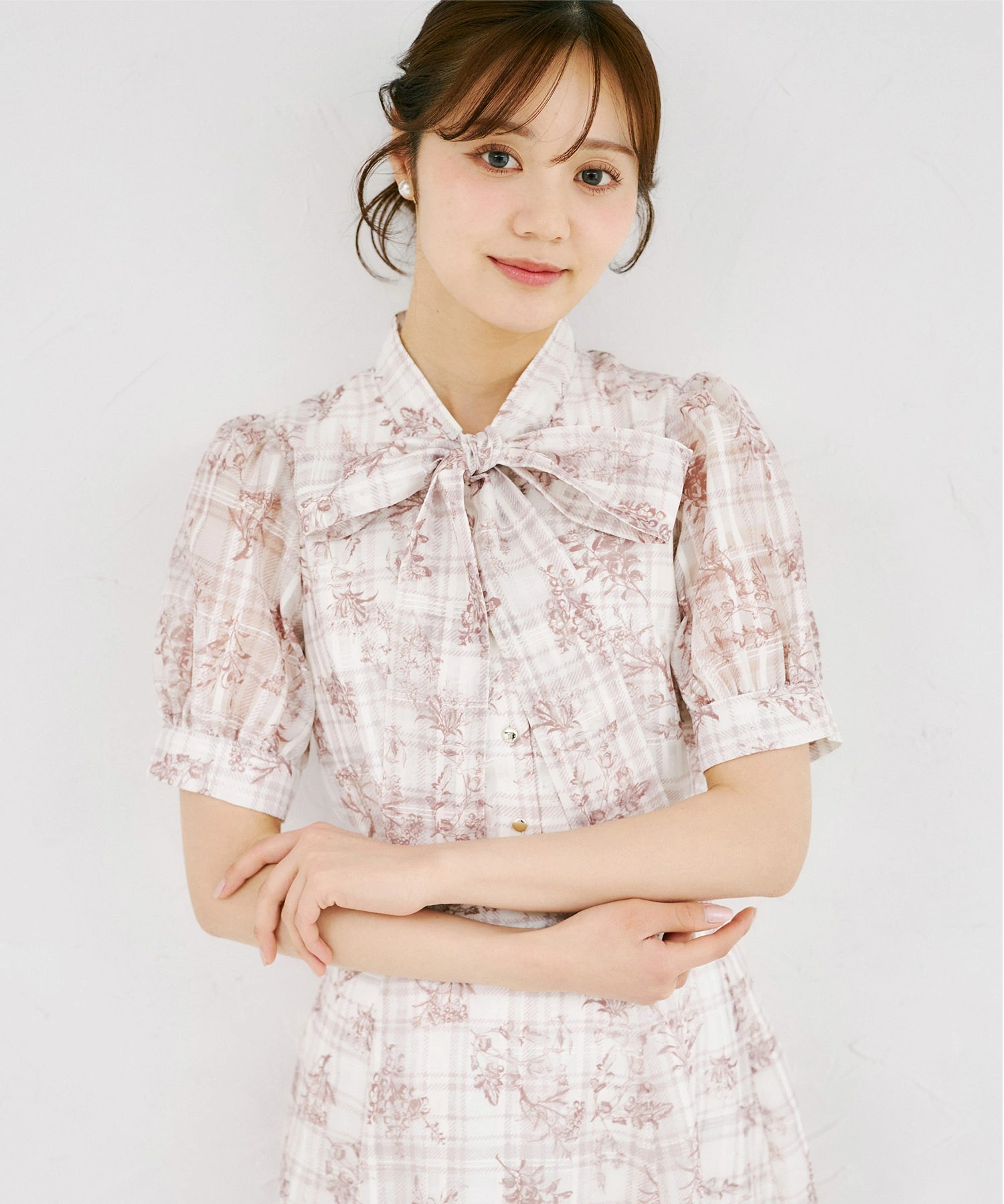 ボウタイリボン付きシアーチェック×フラワープリントブラウス 4月18日(土)オフィシャルサイト限定再販☆tocco closet(トッコクローゼット)※少量の在庫確保による再販売の為、交換は出来かねる場合がございます。予めご了承ください。