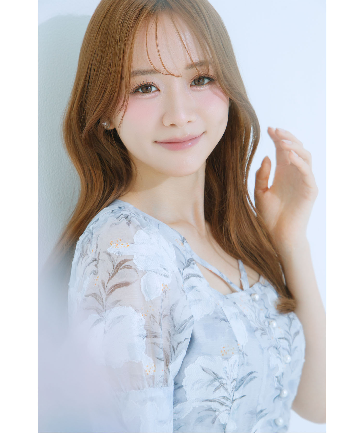 4月ブルー再販予定！入荷連絡受付中☆透き通る華やかさで肌を魅せるデコルテラインスクエアネックシアージャガードフラワーワンピース tocco closet(トッコクローゼット)　※森香澄さんはブルー着用