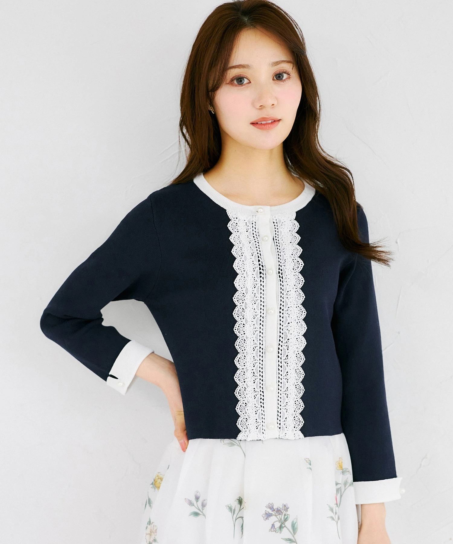 パール釦フロントレースバイカラーニットカーディガン 4月21日(火)再販決定☆ tocco closet(トッコクローゼット) ※ネイビー少量の在庫確保による再販売の為、交換は出来かねる場合がございます。予めご了承ください。