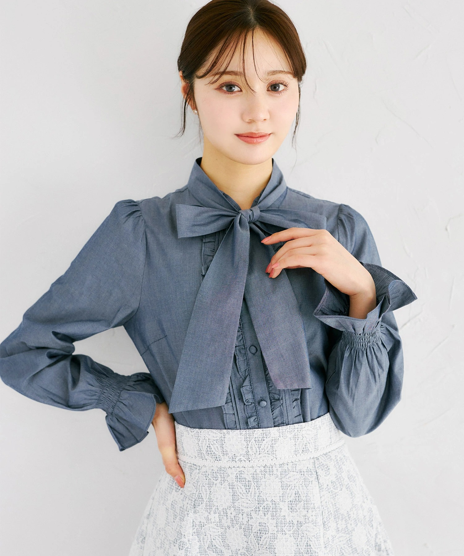 tocco トッコクローゼット　
２ＷＡＹボウタイリボン付き刺繍フリルピンタックダンガリーブラウス 