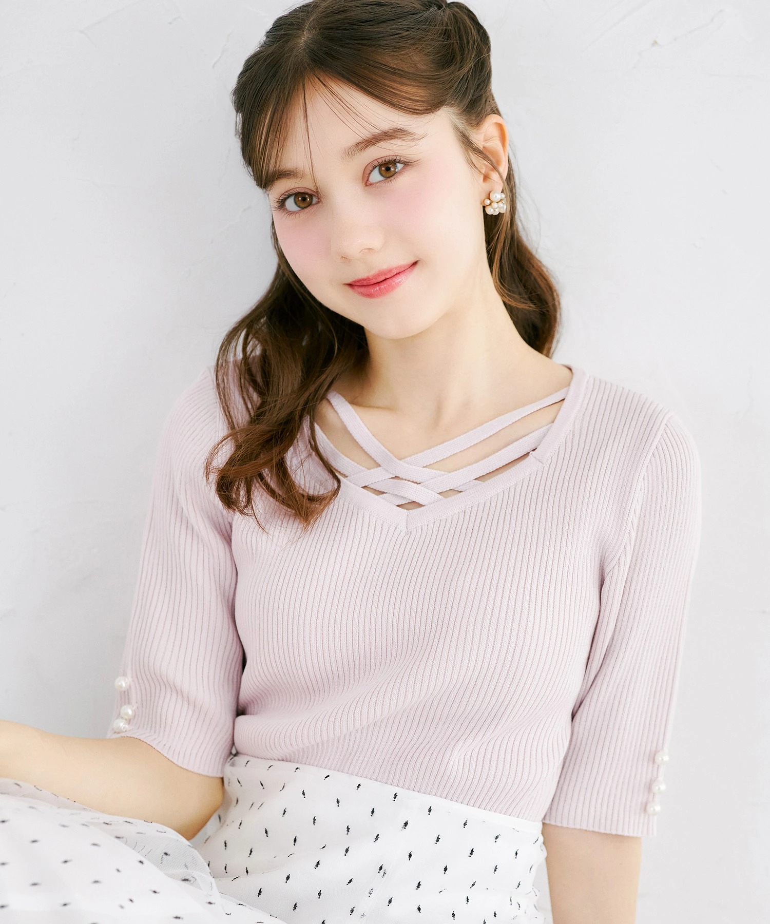 tocco トッコクローゼット　　
袖口パール付きクロスネック五分袖リブニットプルオーバー