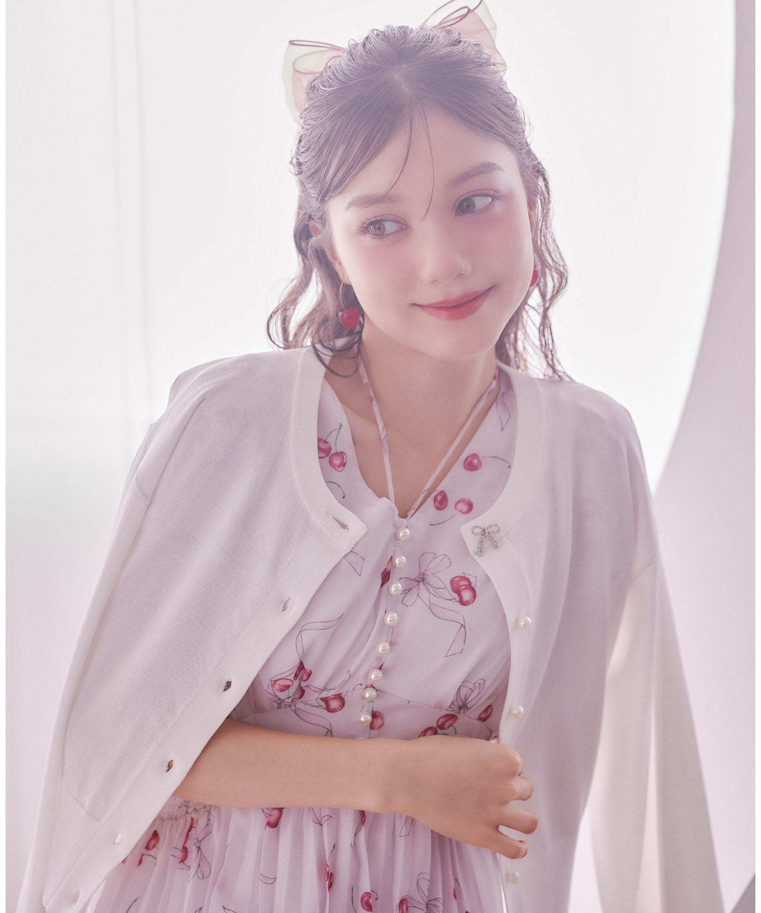 tocco トッコクローゼット　　
ビジューリボン＆パール釦ＵＶカット加工ニットカーディガン