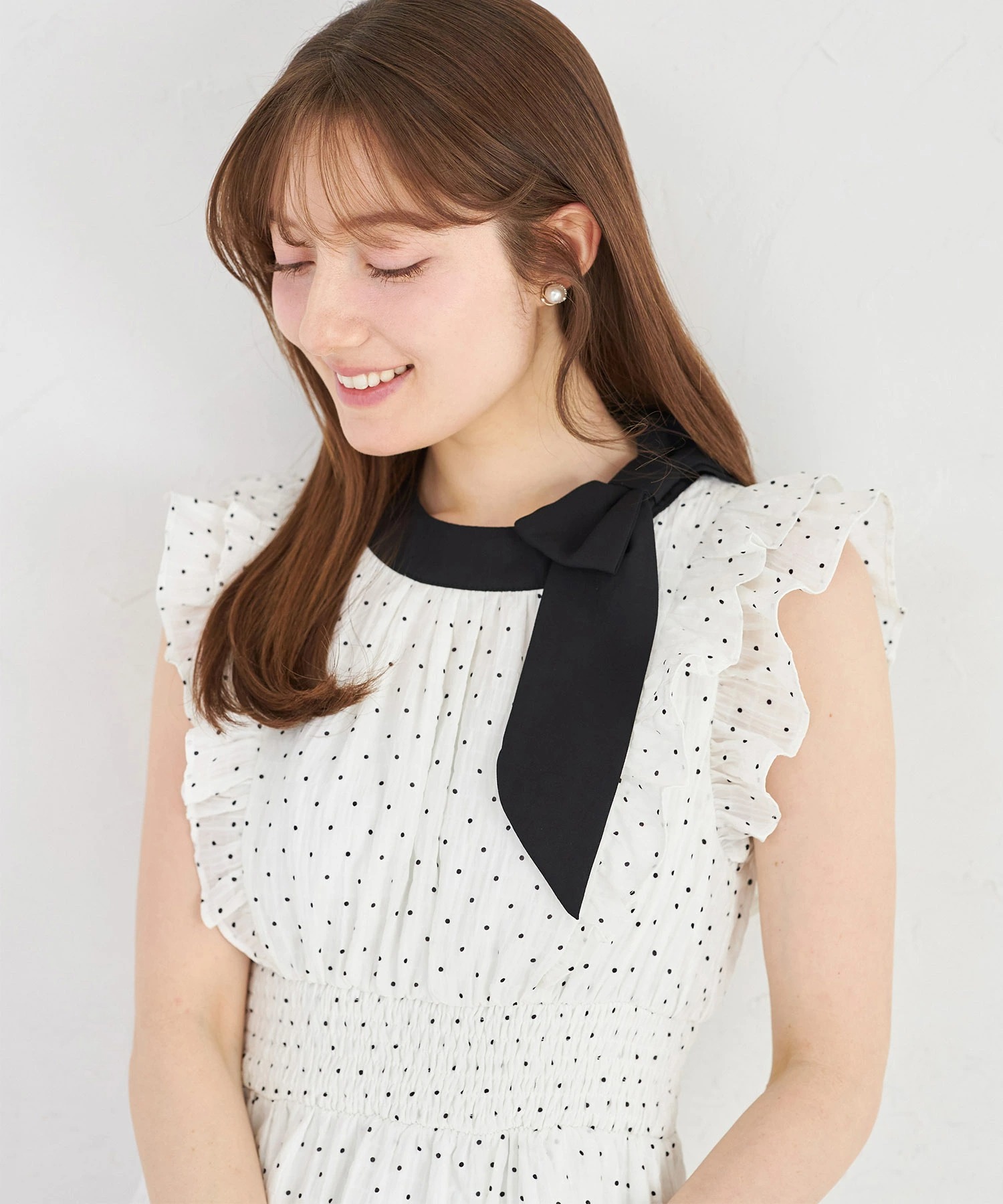 サイドリボン付きドットシャーリングワンピース tocco closet(トッコクローゼット)