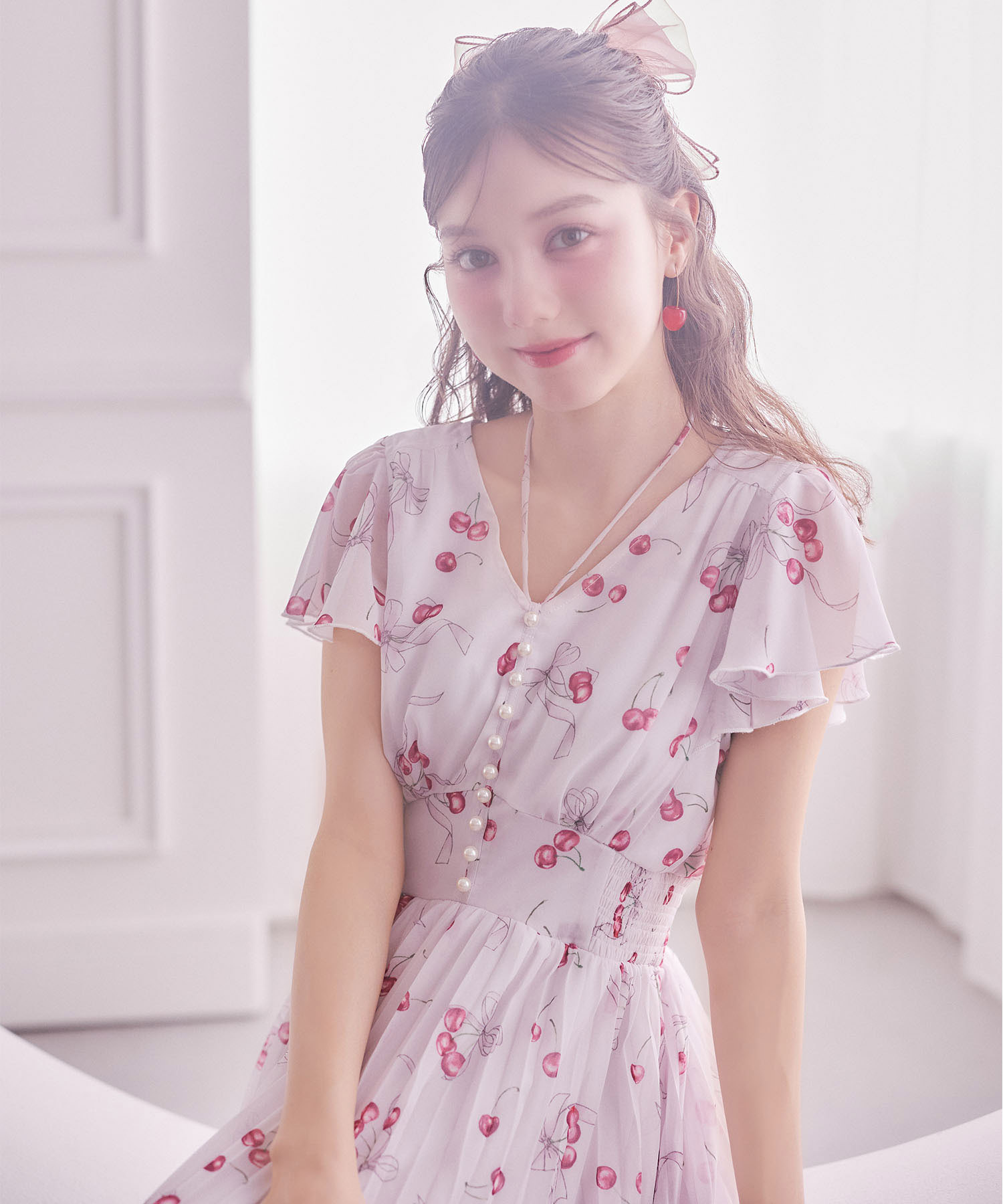 tocco トッコクローゼット　
パール付きチェリー×リボンプリントネックリボンプリーツワンピース