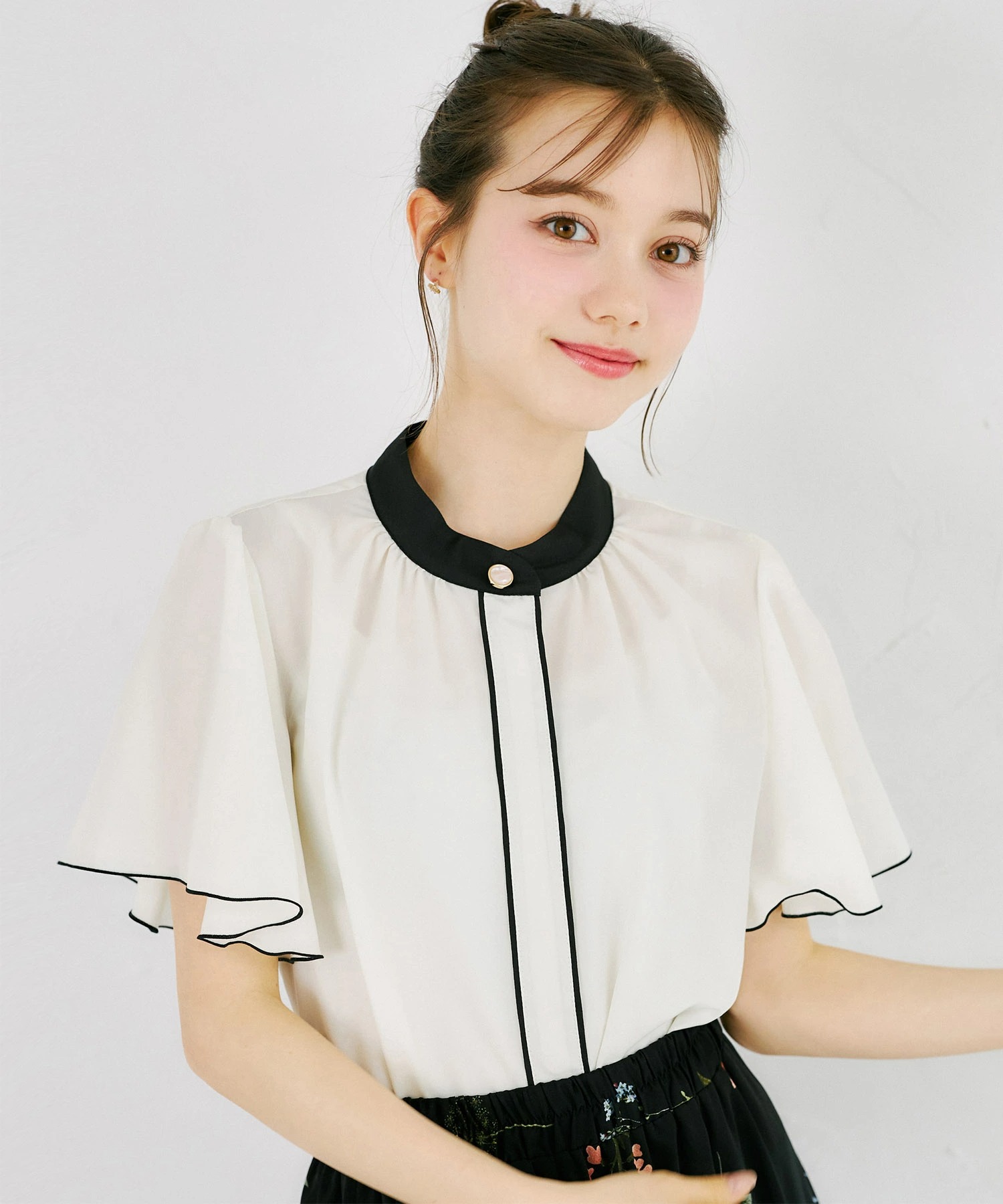 tocco トッコクローゼット　　
フレアスリーブ配色スタンドカラーブラウス