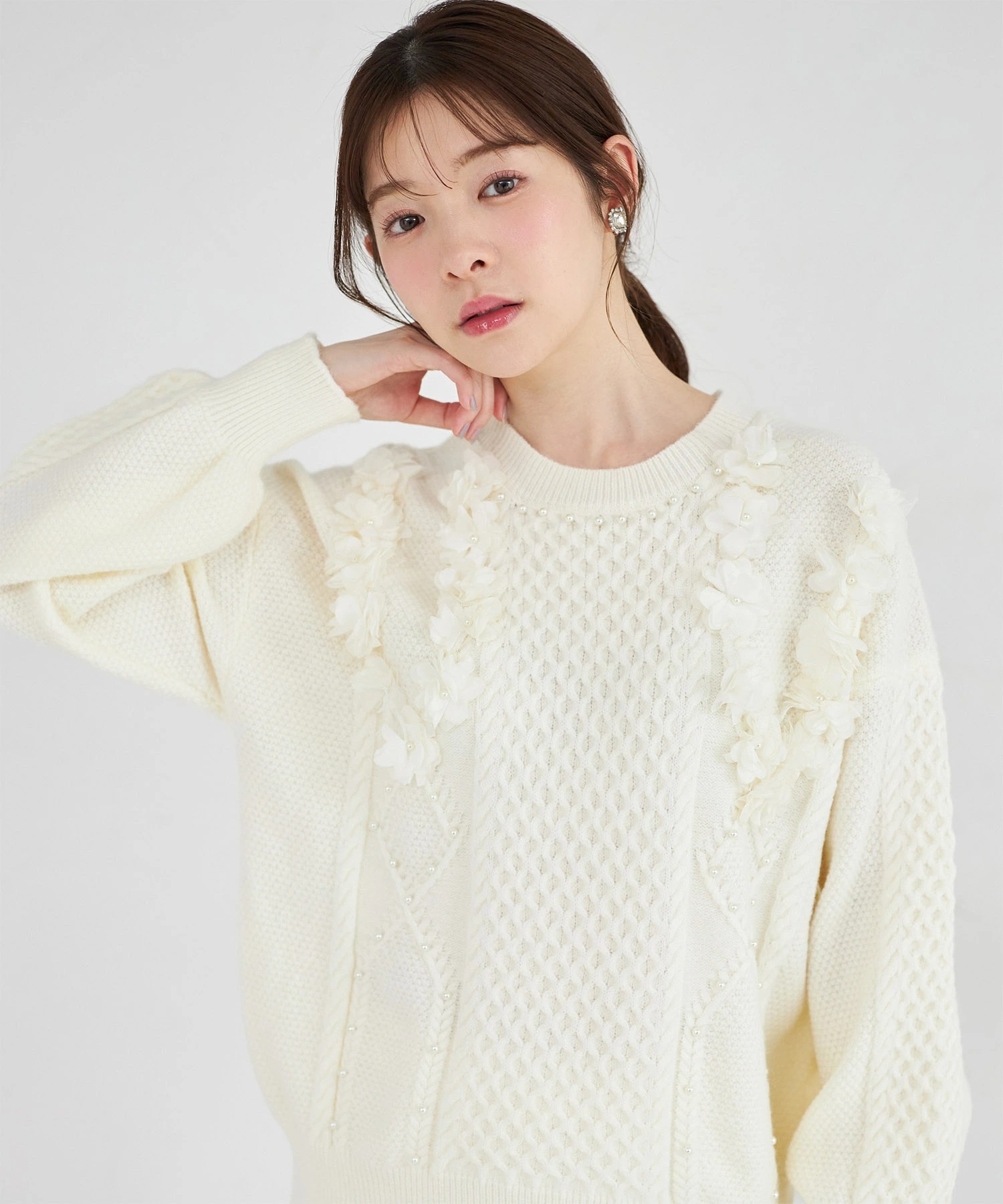 立体フラワーモチーフ×パール付きケーブルニットプルオーバー 3月16日(月)オフィシャルサイト限定アイボリー再販☆tocco closet(トッコクローゼット)※オフィシャルサイト限定※少量の在庫確保による再販売の為、交換は出来かねる場合がございます。予めご了承ください。