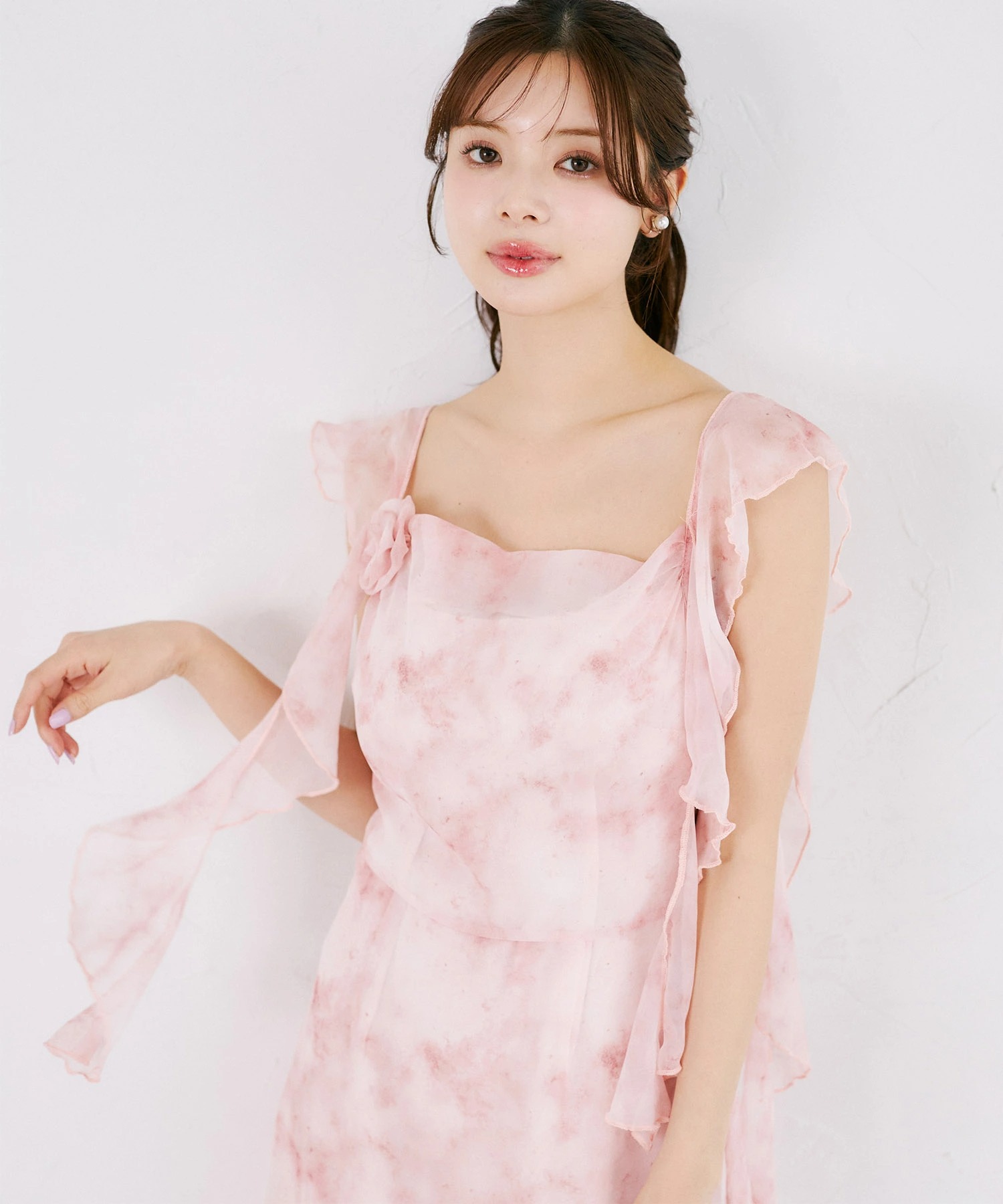 tocco トッコクローゼット　　
フラワーモチーフ付きラッフル水彩プリントワンピース