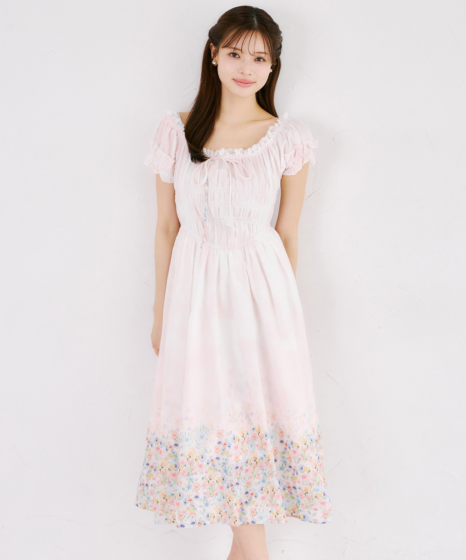 tocco トッコクローゼット　　
リボン付きシャーリングパネルフラワープリントワンピース