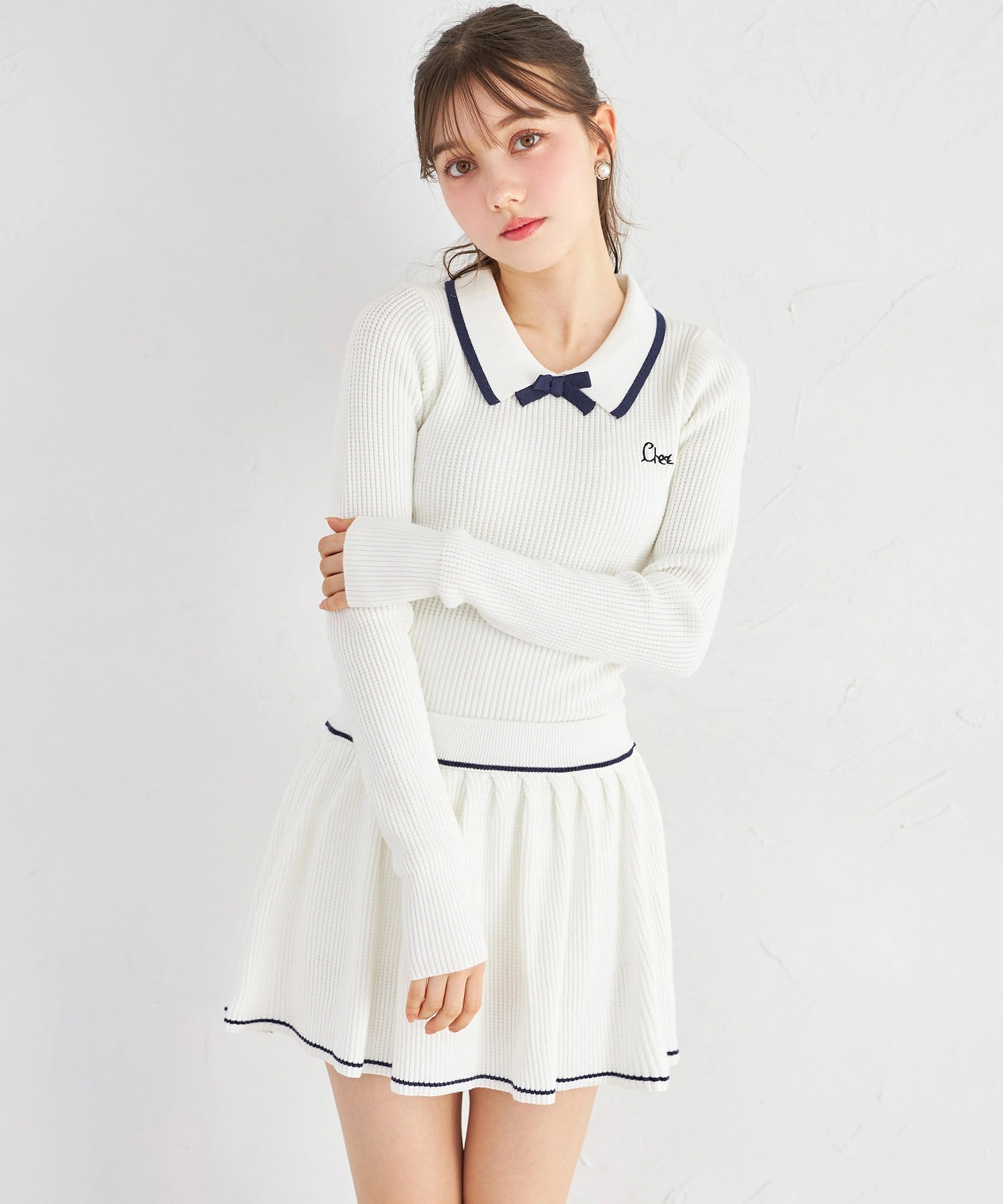 tocco トッコクローゼット　ワンポイントロゴ入りニットプルオーバー×ミニスカート配色セットアップ