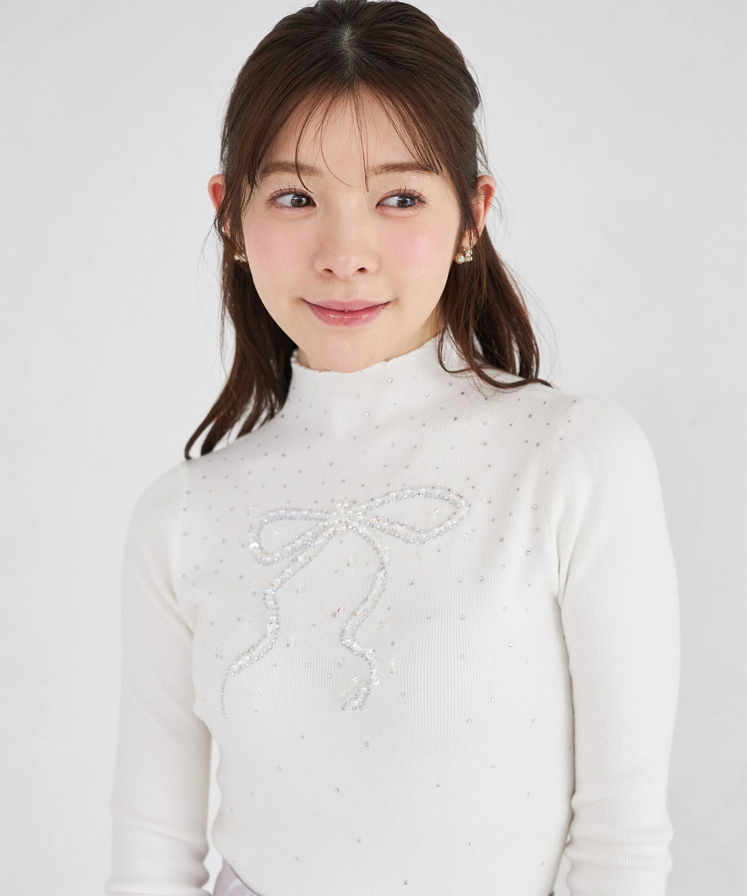 ビジューリボンモチーフ付きプチハイネックニットプルオーバー tocco closet(トッコクローゼット) ＊スペシャルプライス品につき返品/キャンセル/配送日指定不可/ラッピング不可/少量在庫のセールの為交換は出来かねる場合がございます。