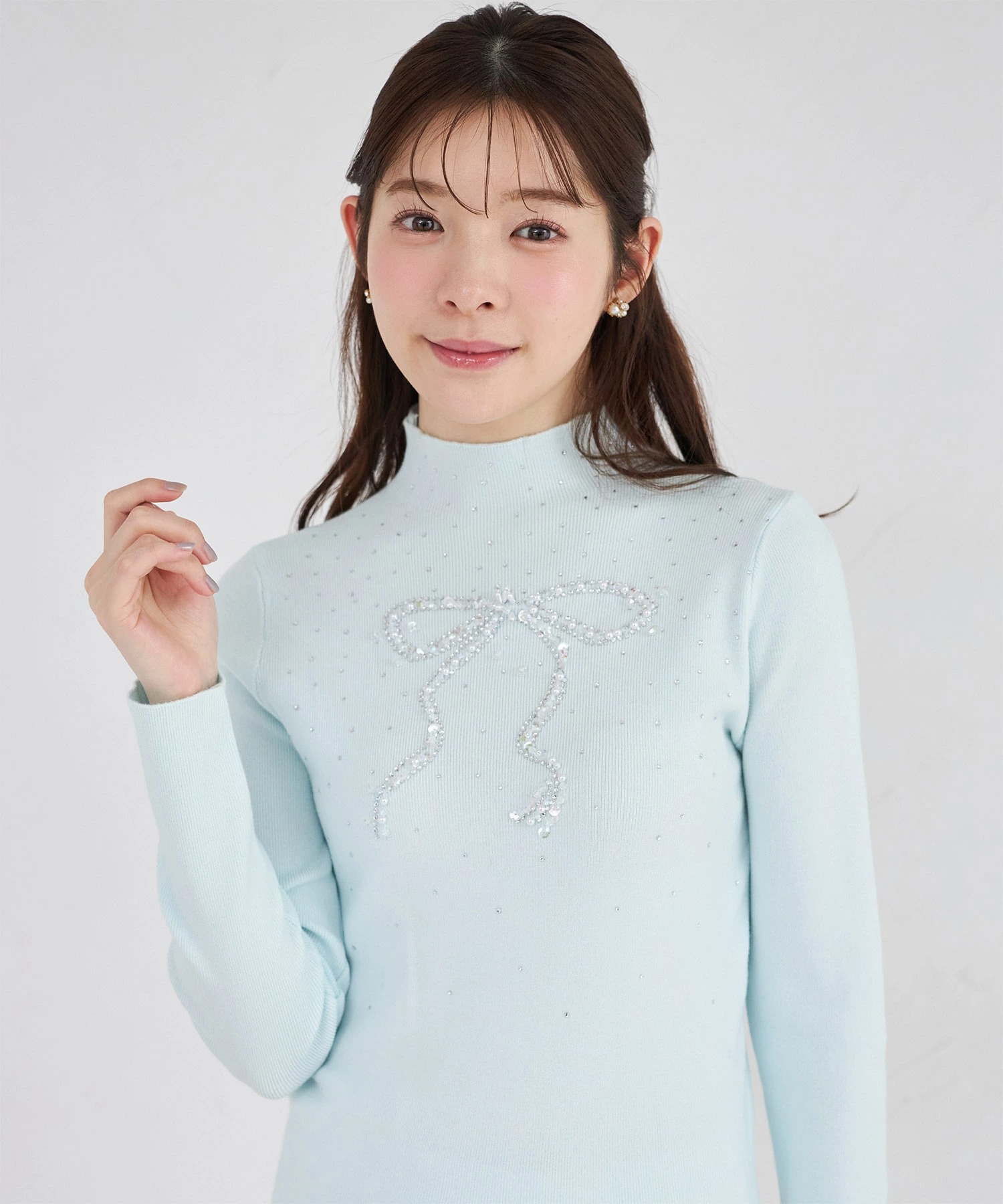 ビジューリボンモチーフ付きプチハイネックニットプルオーバー 3月3日(火)再販決定☆  tocco closet(トッコクローゼット) ※少量の在庫確保による再販売の為、交換は出来かねる場合がございます。予めご了承ください。