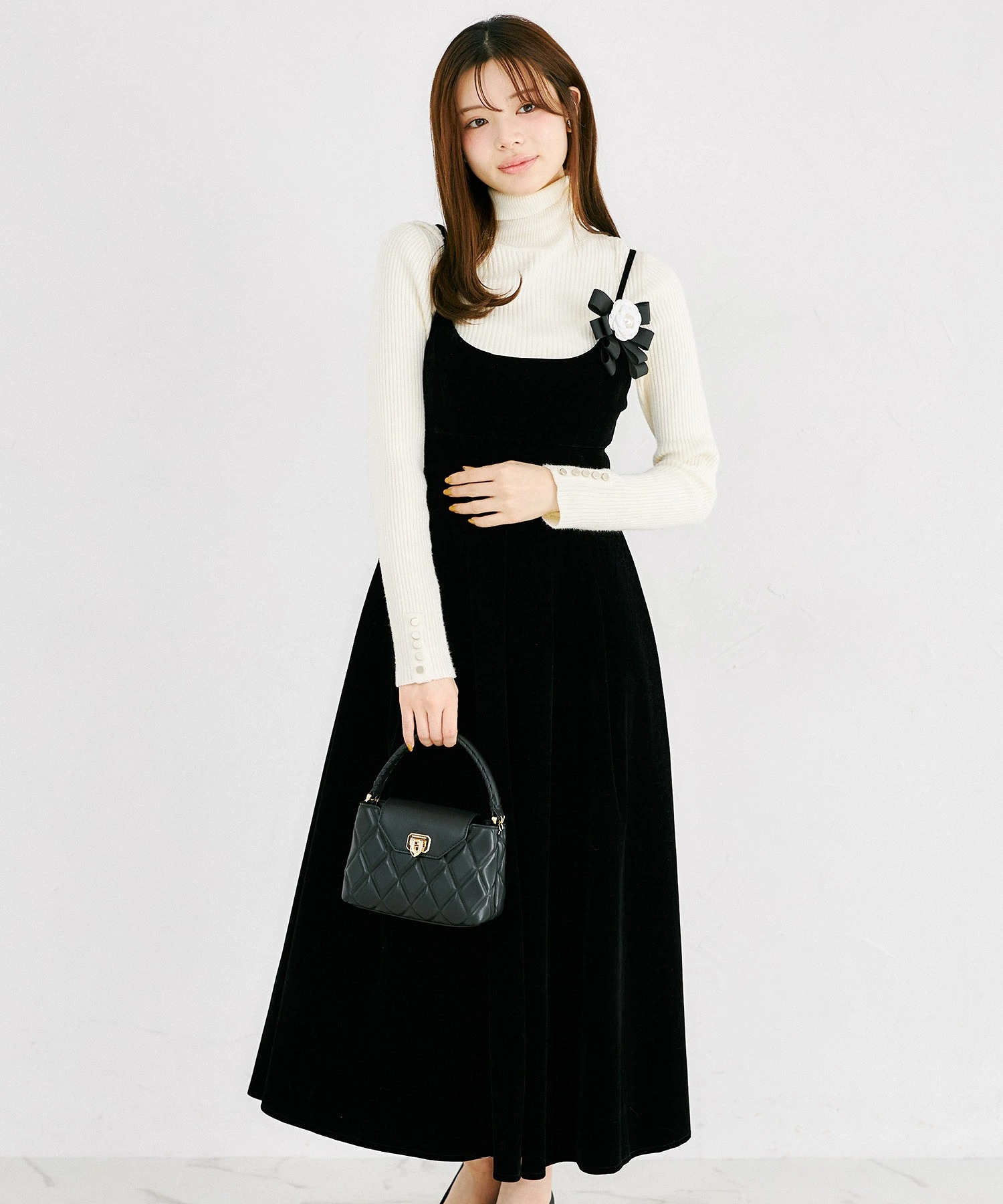 tocco トッコクローゼット　
フラワーリボンブローチ付きベロアキャミワンピース