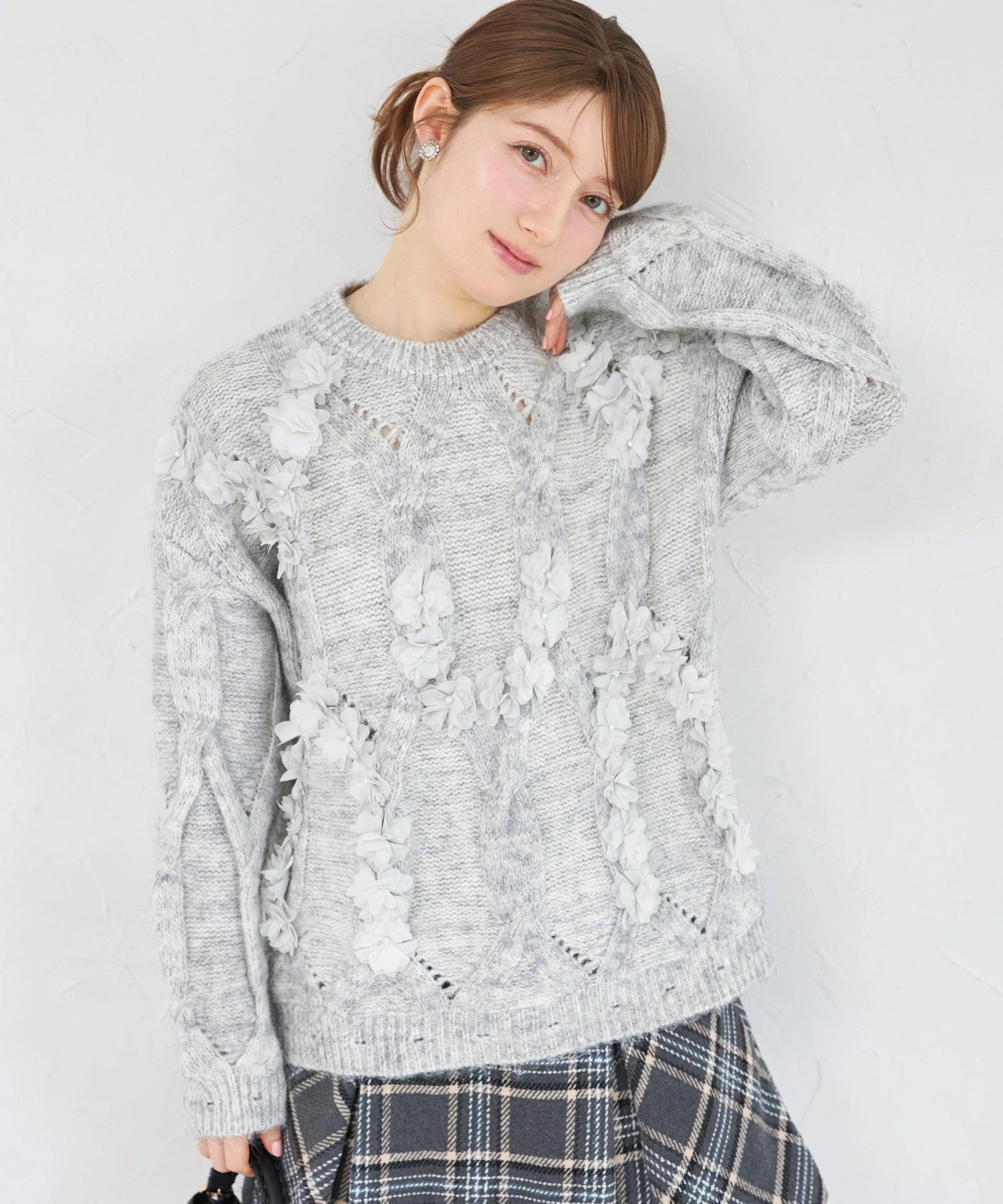 tocco トッコクローゼット　フラワーモチーフ付きローゲージニットプルオーバー