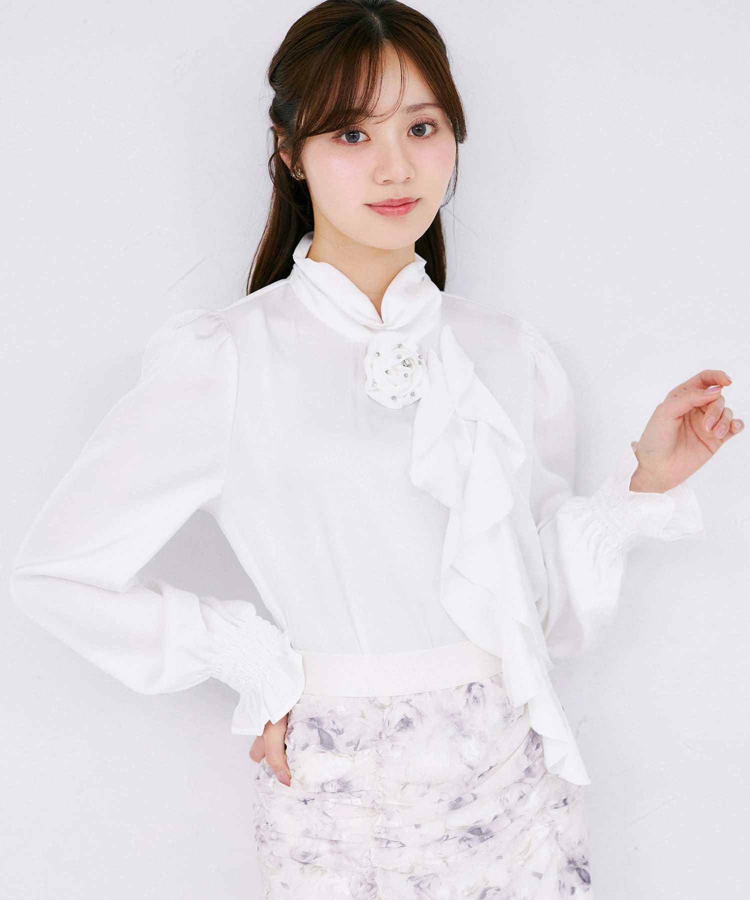 tocco トッコクローゼット　
ビジューフラワーブローチ付きラッフルフリルヴィンテージサテンブラウス