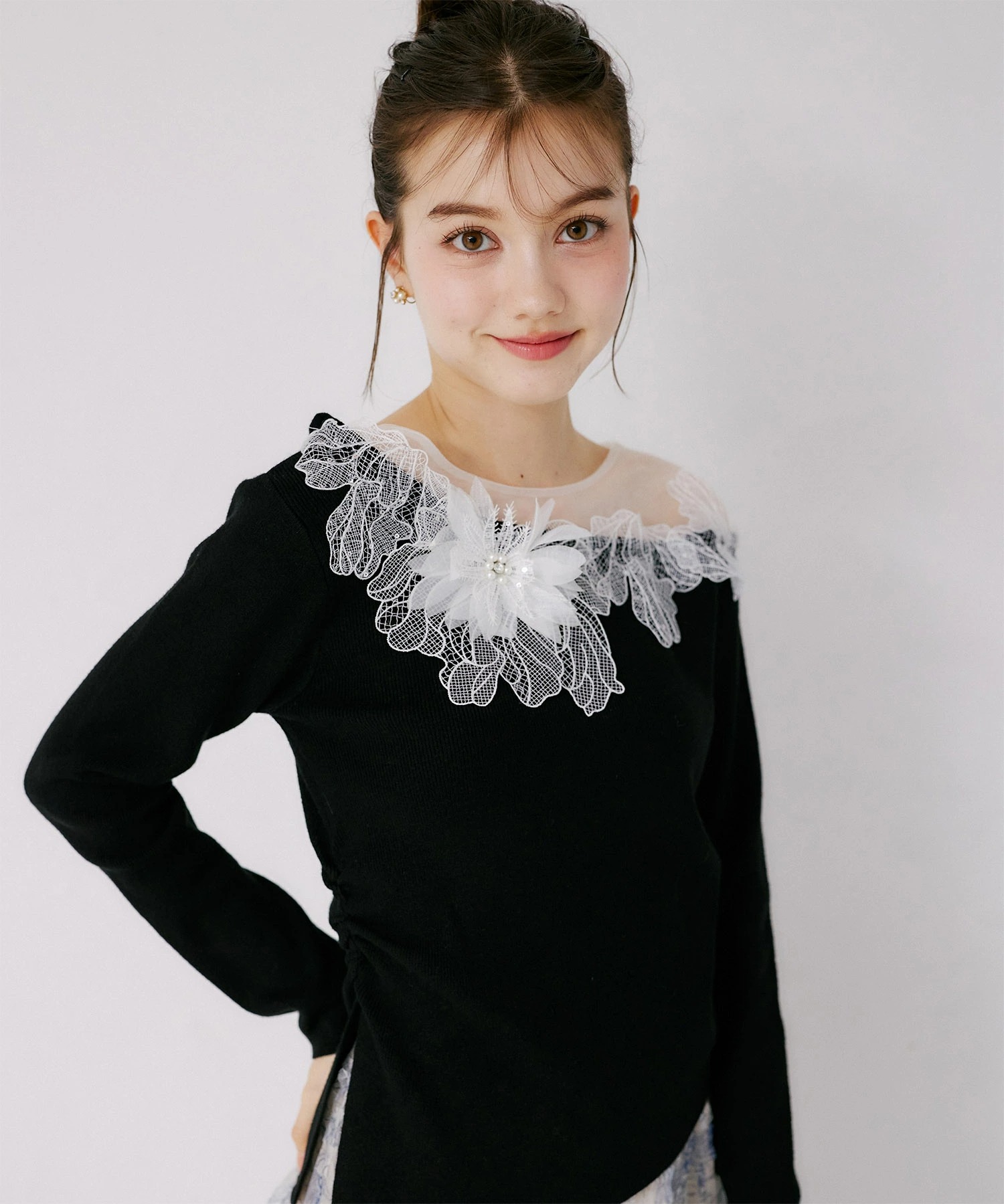 tocco トッコクローゼット　
立体フラワーモチーフ×ビジュー付きシースルーニットプルオーバー