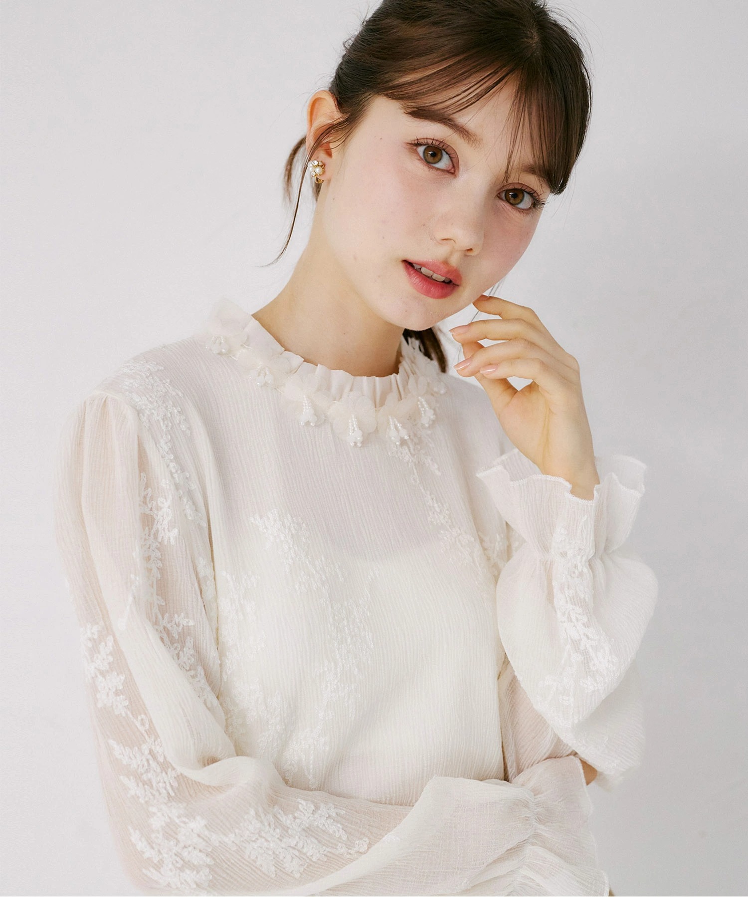 tocco トッコクローゼット　　
立体フラワーモチーフ付き刺繍レースシアーブラウス