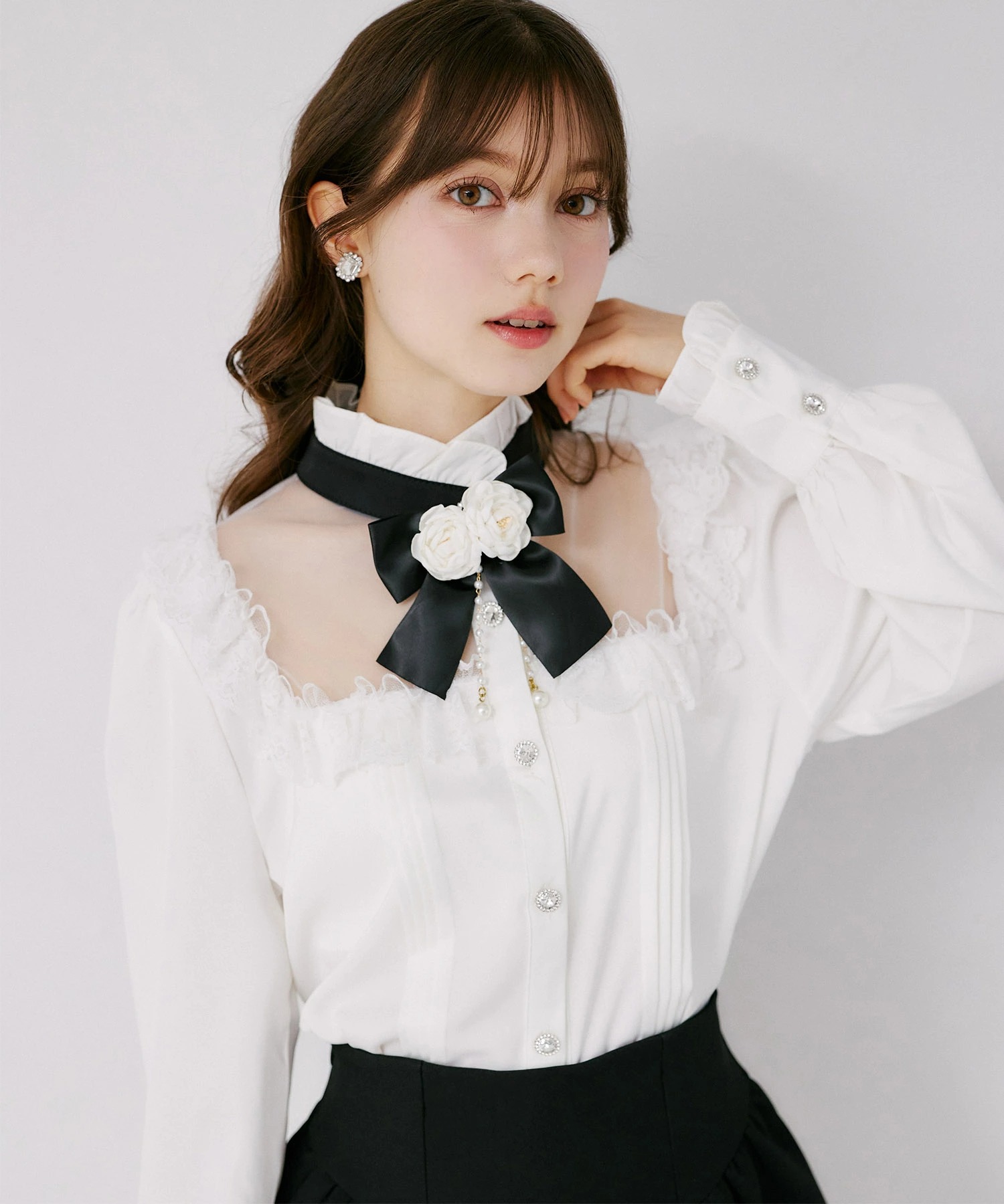 tocco トッコクローゼット　
リボンフラワーブローチ付きレースフリル装飾ヨークシアーブラウス 