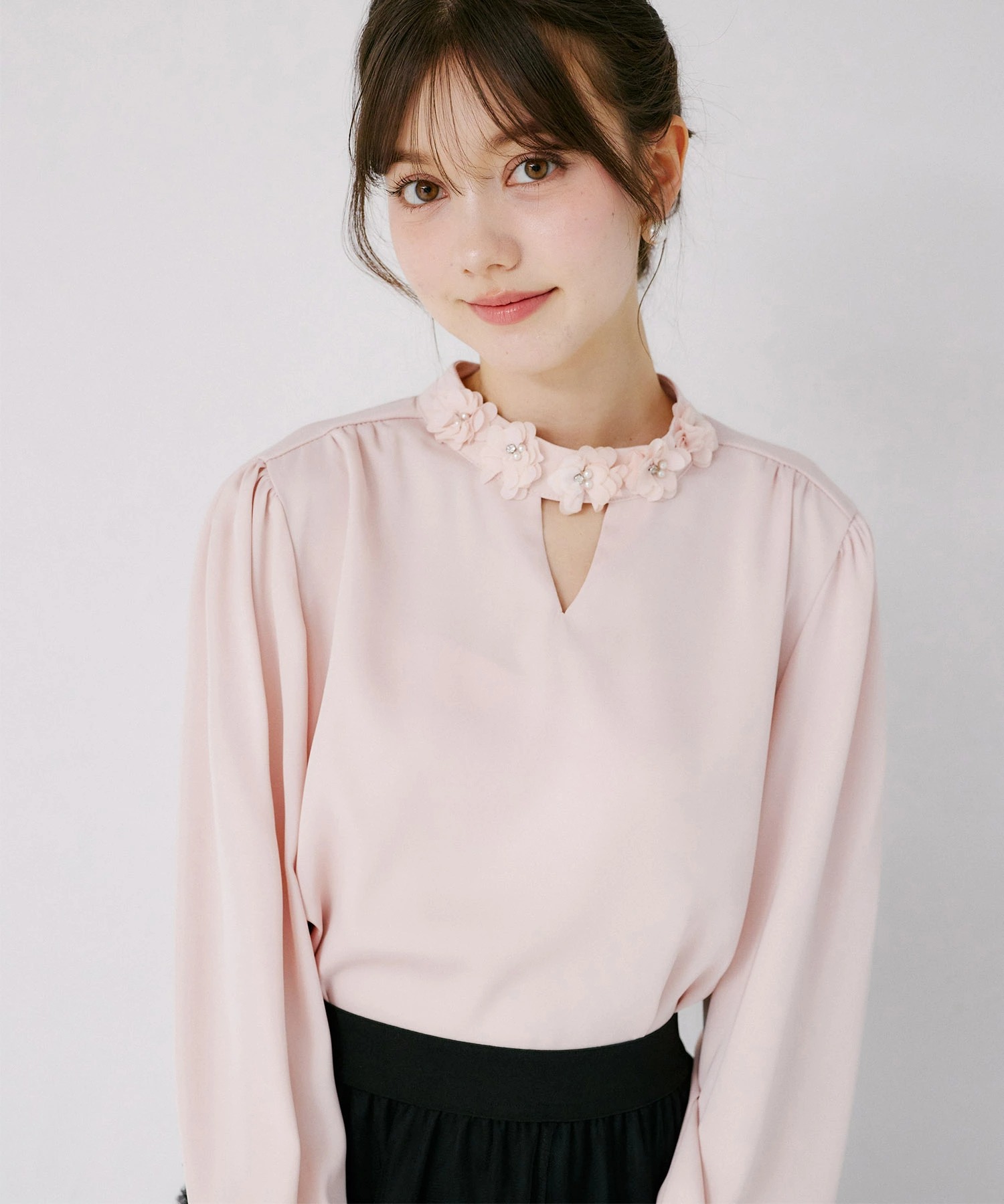 tocco トッコクローゼット　
立体フラワーモチーフ×パールビジュー付きブラウス 