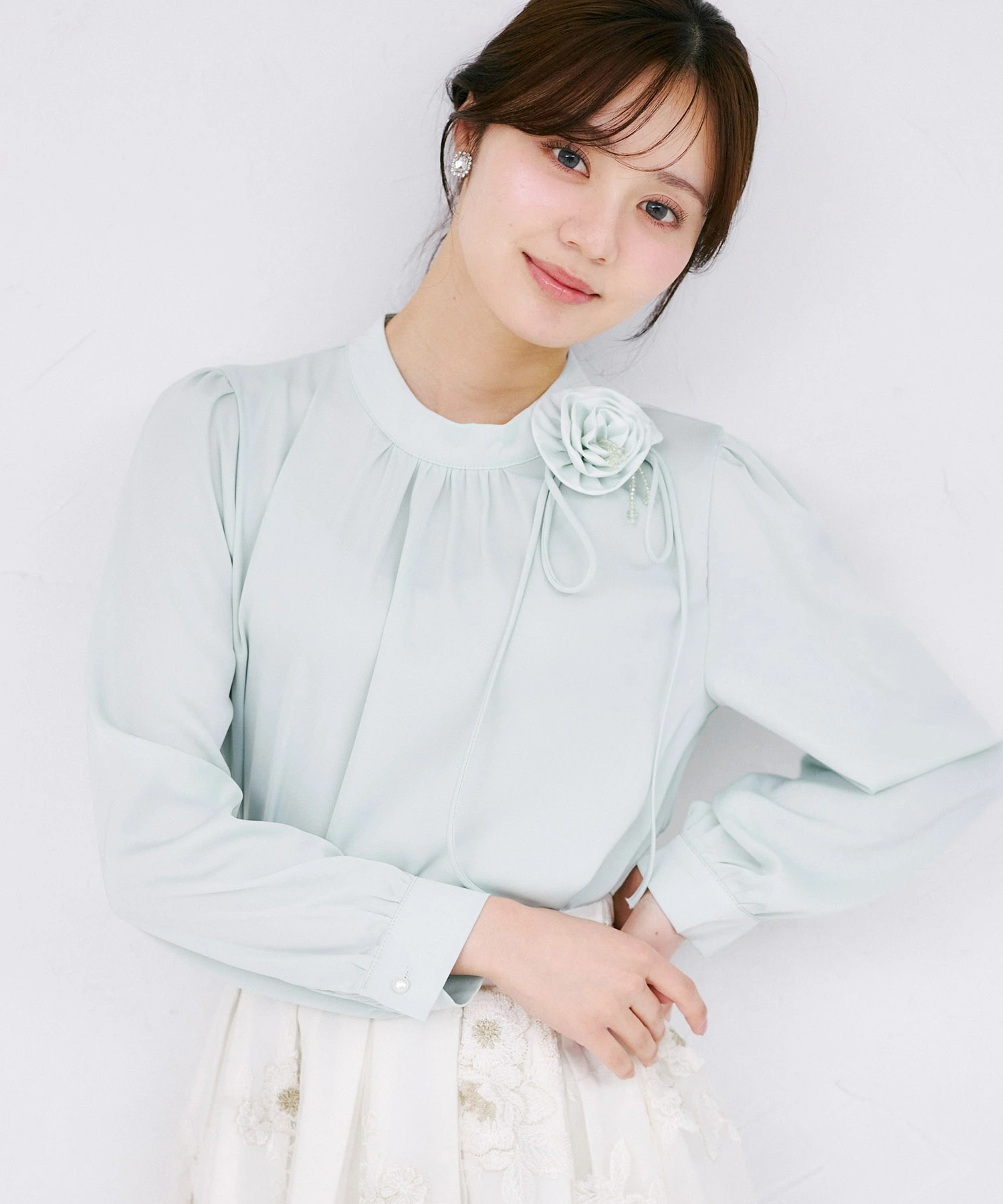 立体フラワーモチーフ＆リボン付きハイネックブラウス tocco closet(トッコクローゼット)　