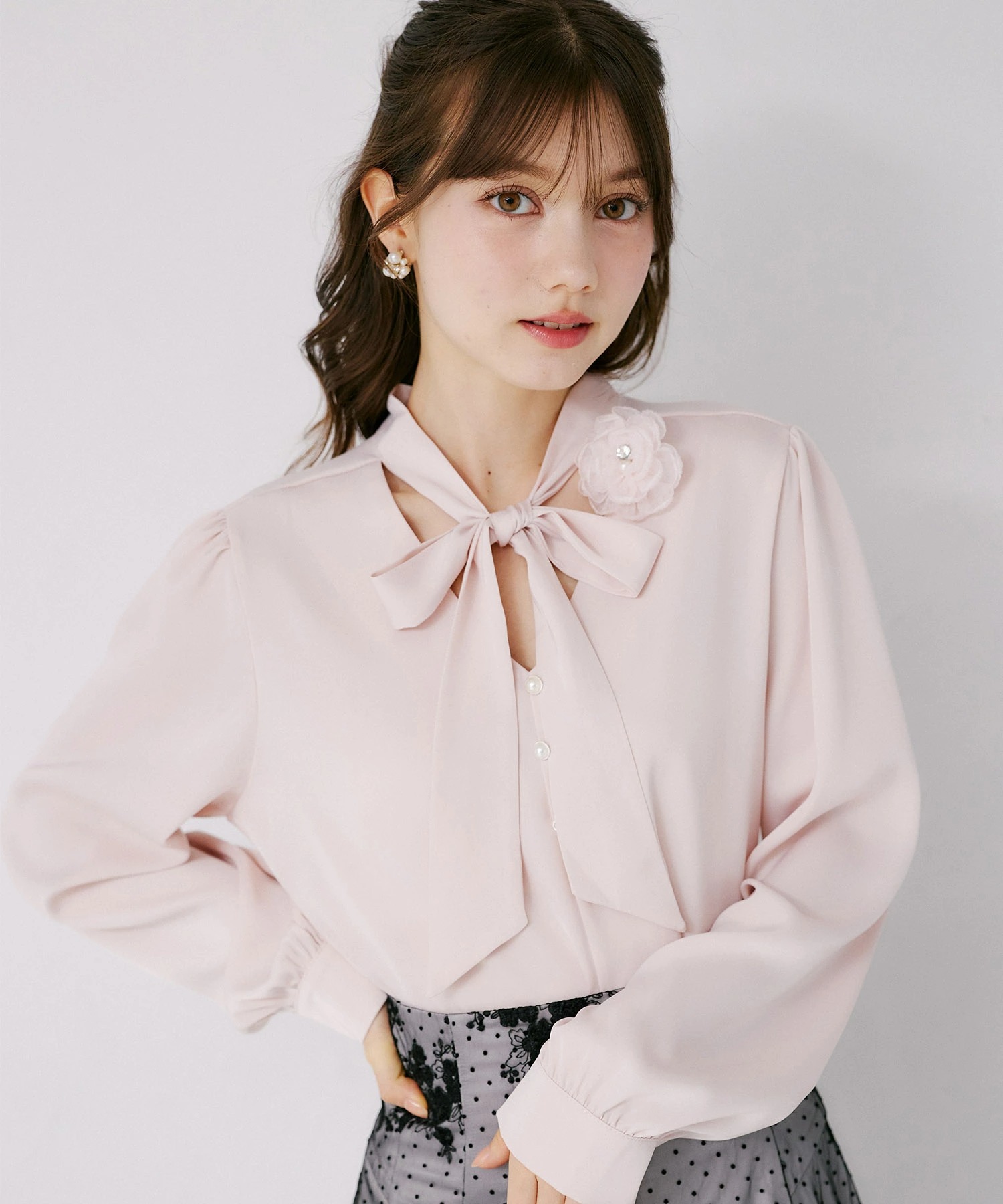 tocco トッコクローゼット　
フラワーモチーフ付きボウタイリボンＶネックブラウス