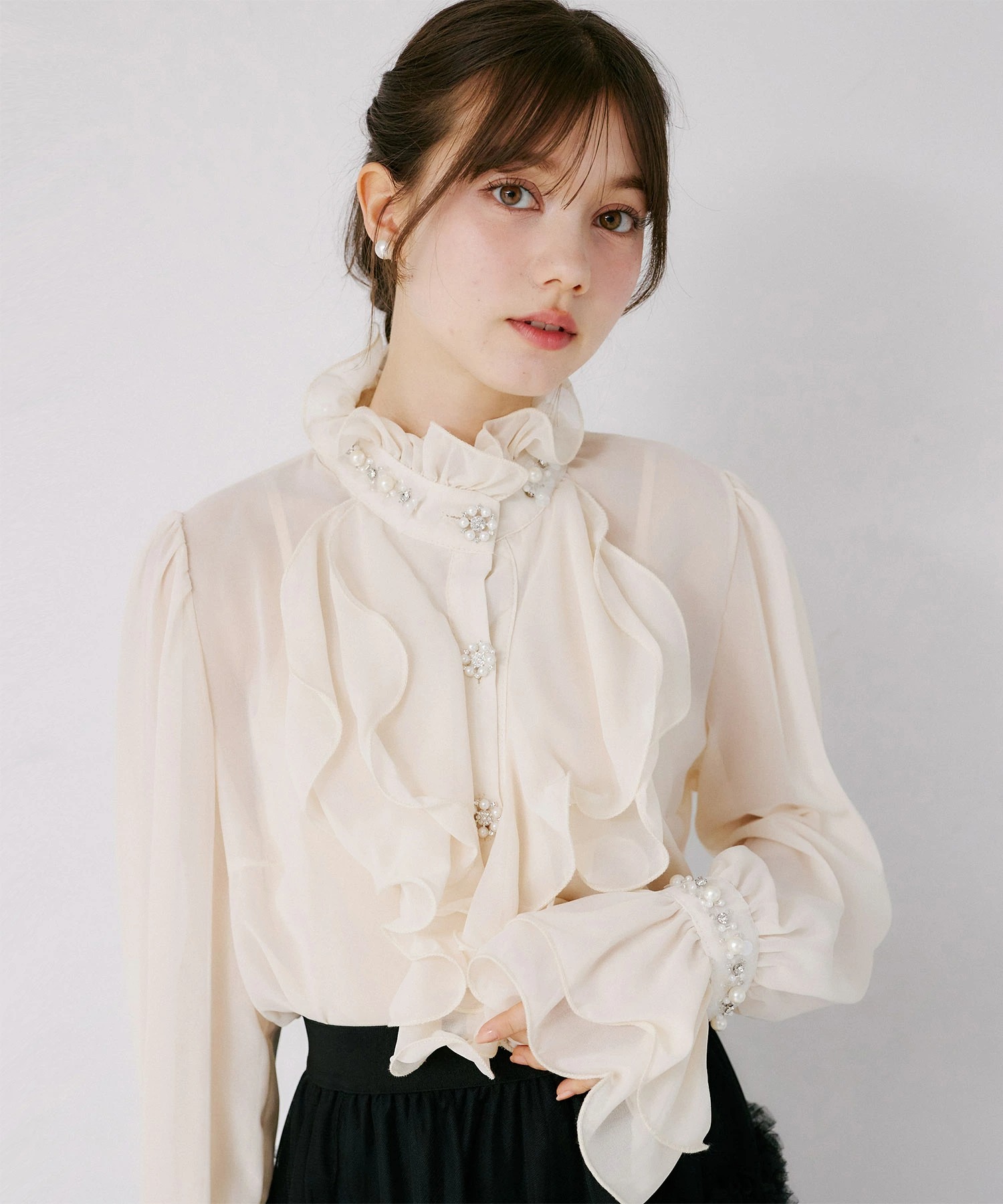 tocco トッコクローゼット　パールビジュー付きラッフルフリルブラウス