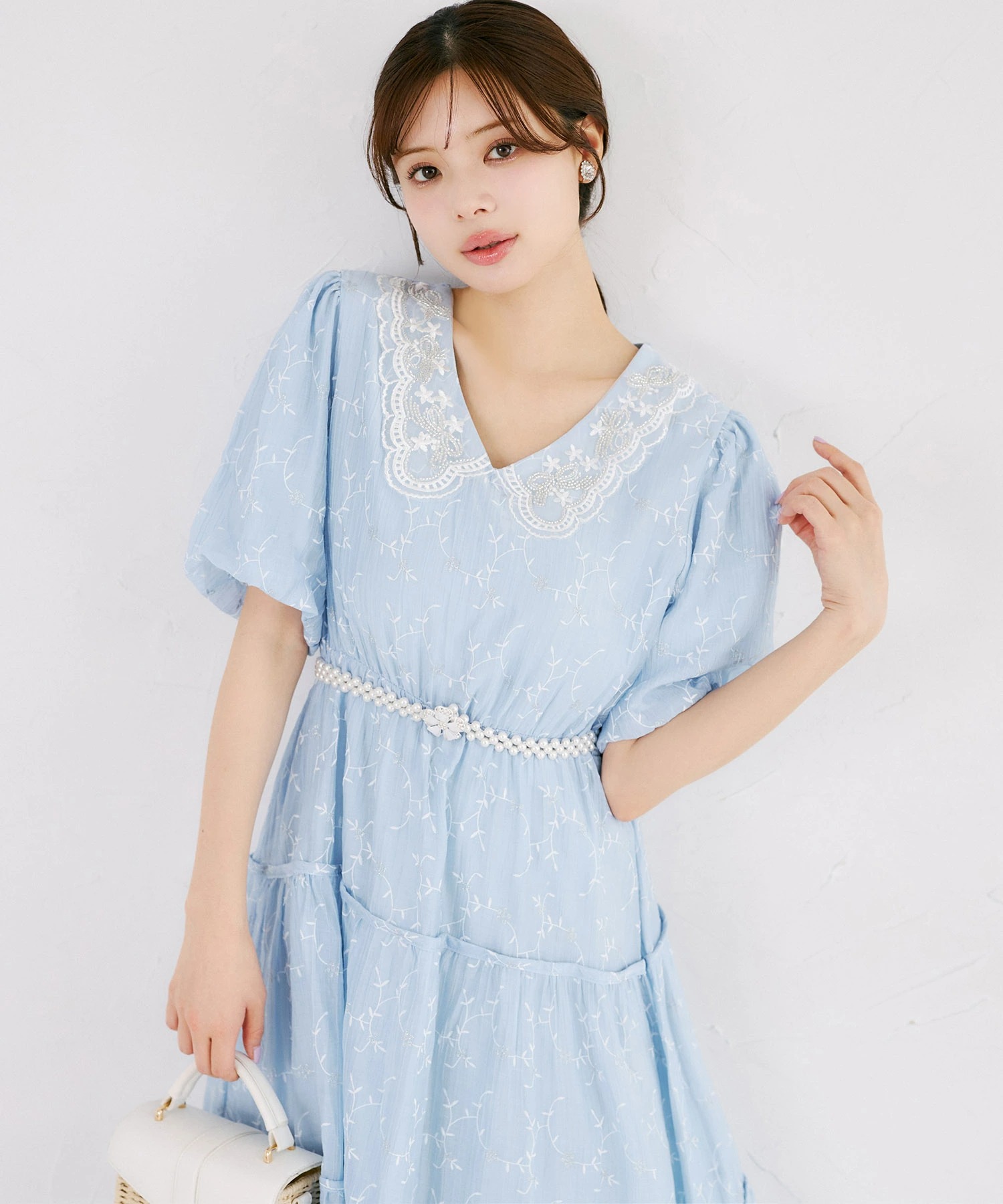 tocco トッコクローゼット　　
フラワービジューベルト付きレース襟フラワー箔プリントワンピース