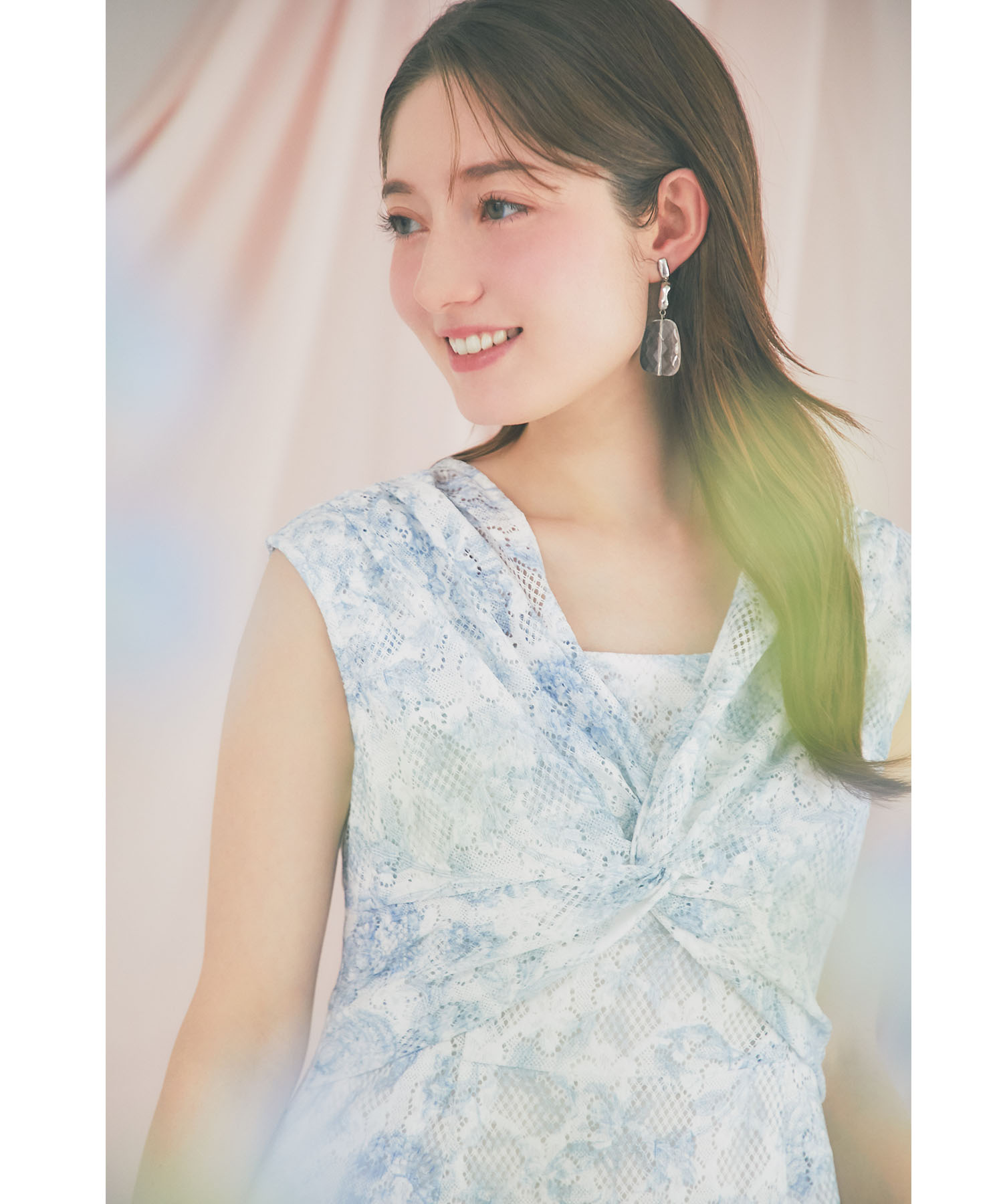 tocco トッコクローゼット　心まで華やぐフロントクロスカットレースフラワーワンピース