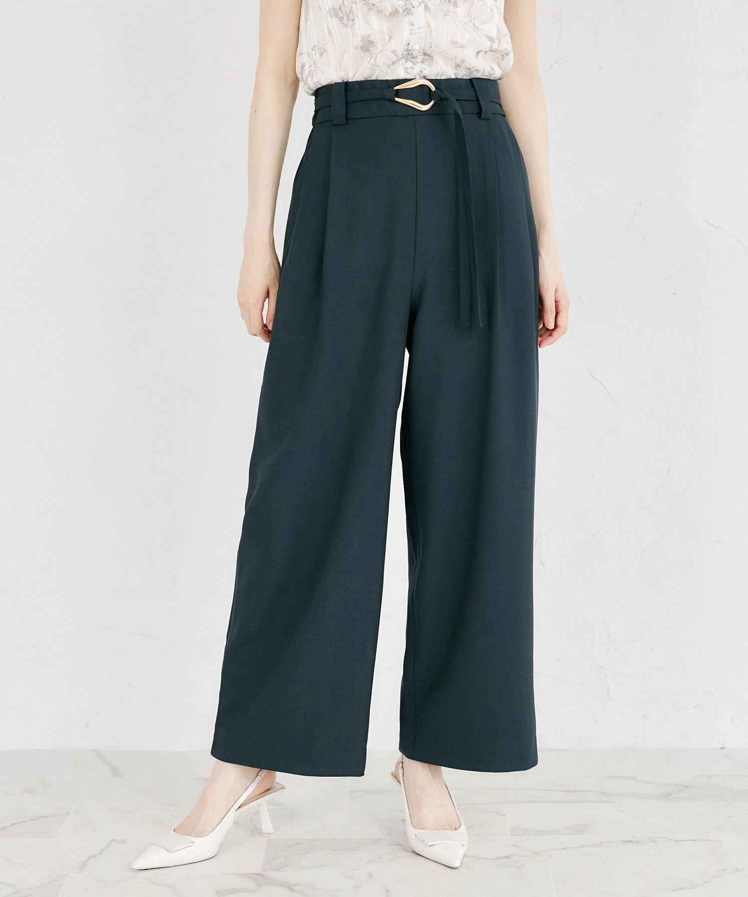 ナローベルト付きタックパンツ tocco closet(トッコクローゼット)※オフィシャルサイト限定