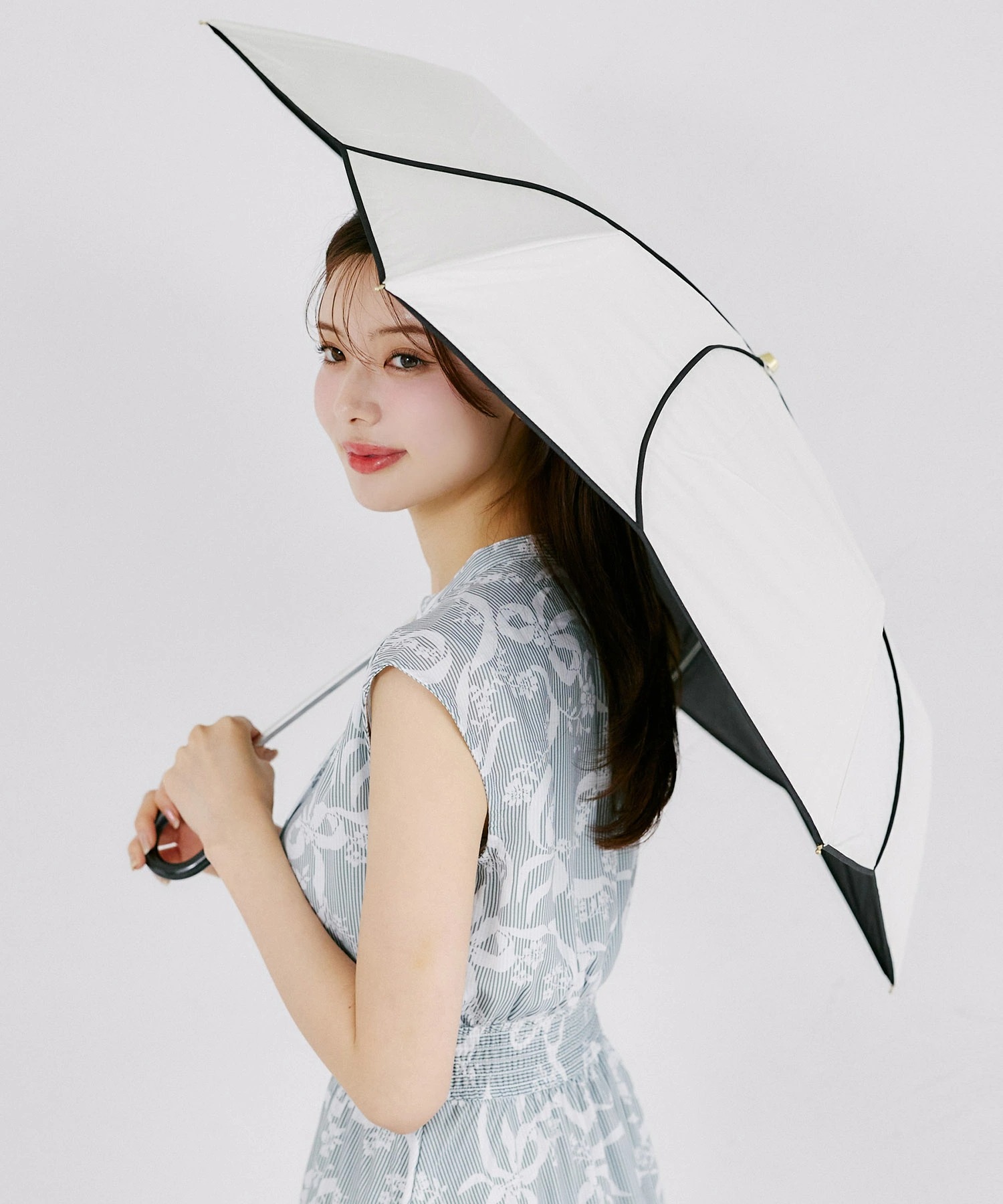 tocco トッコクローゼット　晴雨兼用♪遮光ＵＶカット３段式バイカラーフラワーカット傘
