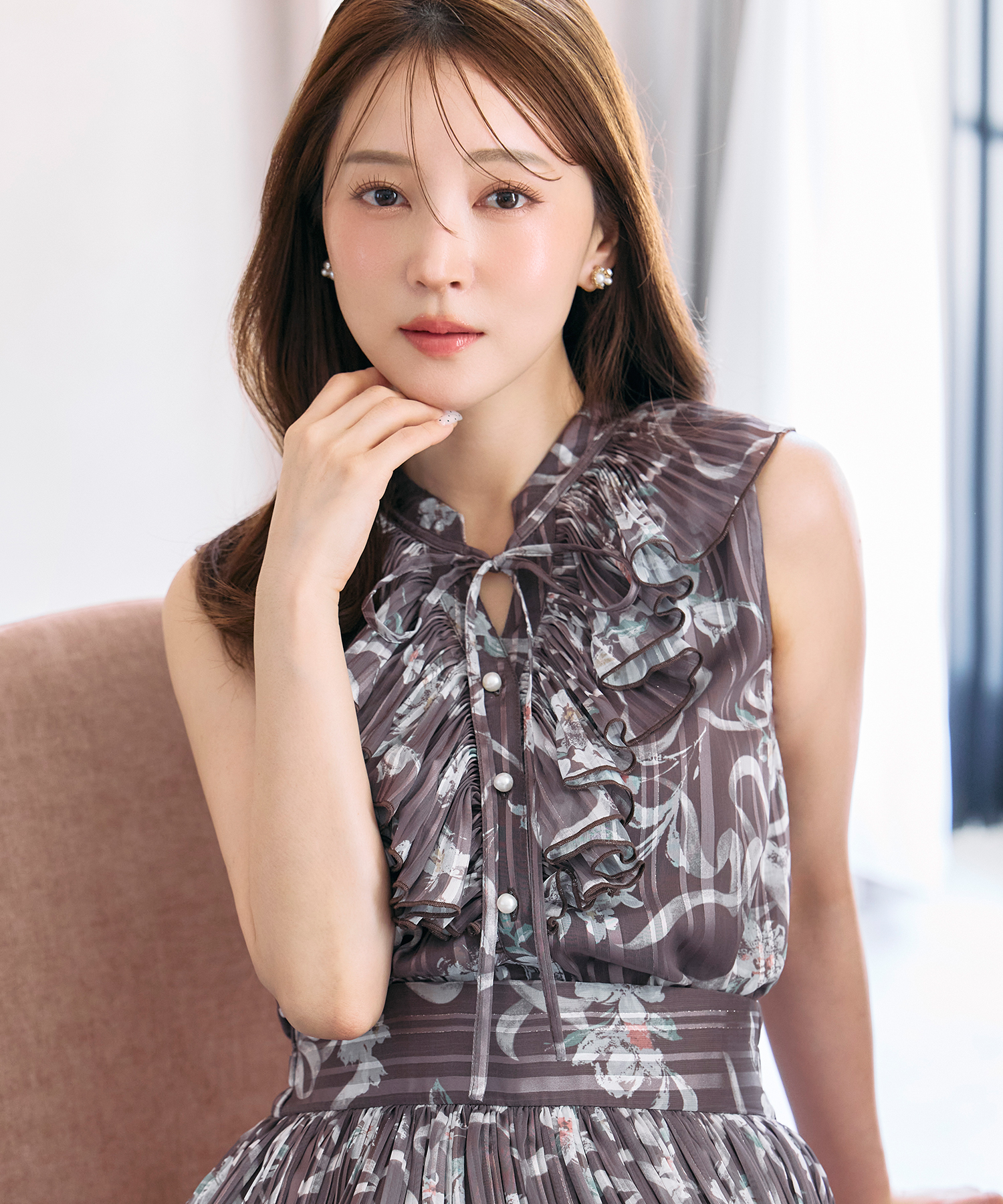 6月中旬販売予定！入荷連絡受付中☆リボン付きラメドビーストライプ×リボンフラワープリントフリルブラウス※麻亜里さんはブラウン着用